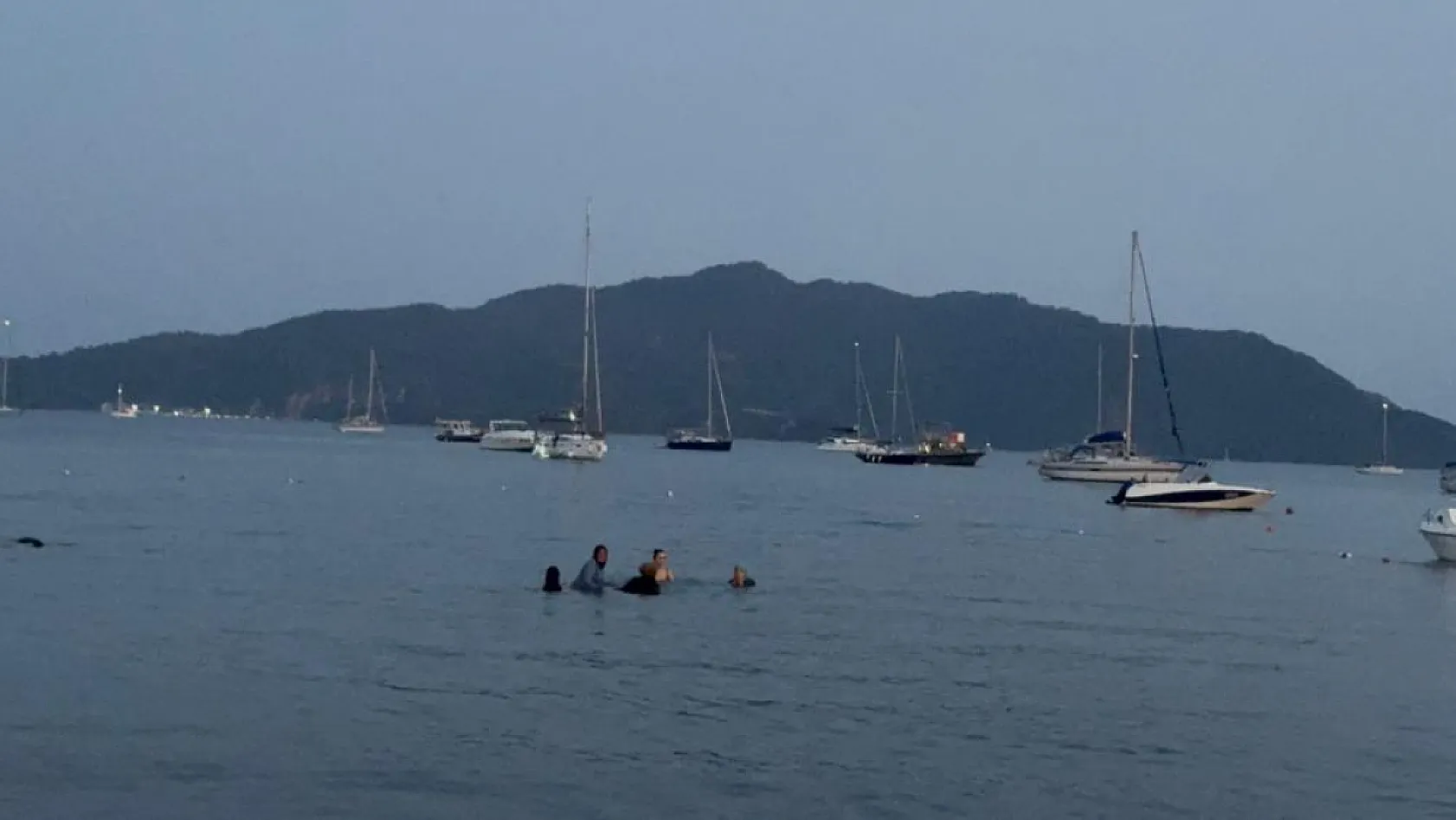 Marmaris'te sıcak hava nedeniyle tatilciler gece denize giriyor