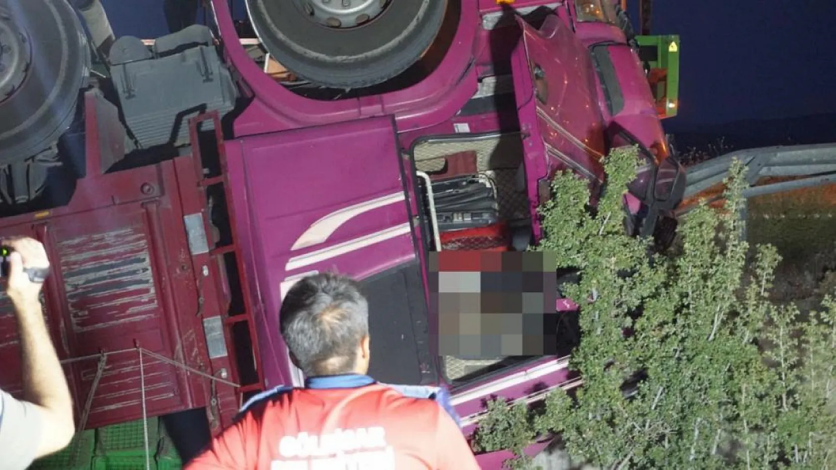 Domates yüklü kamyon şarampole devrildi: Sürücü hayatını kaybetti