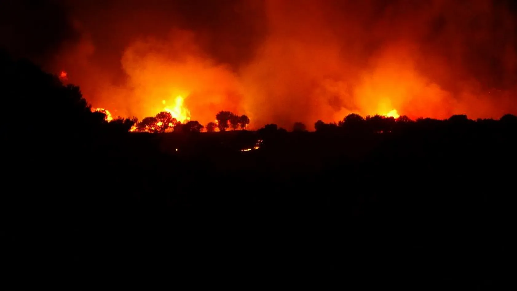 Çanakkale'deki orman yangını devam ediyor: 4 köy tahliye edildi