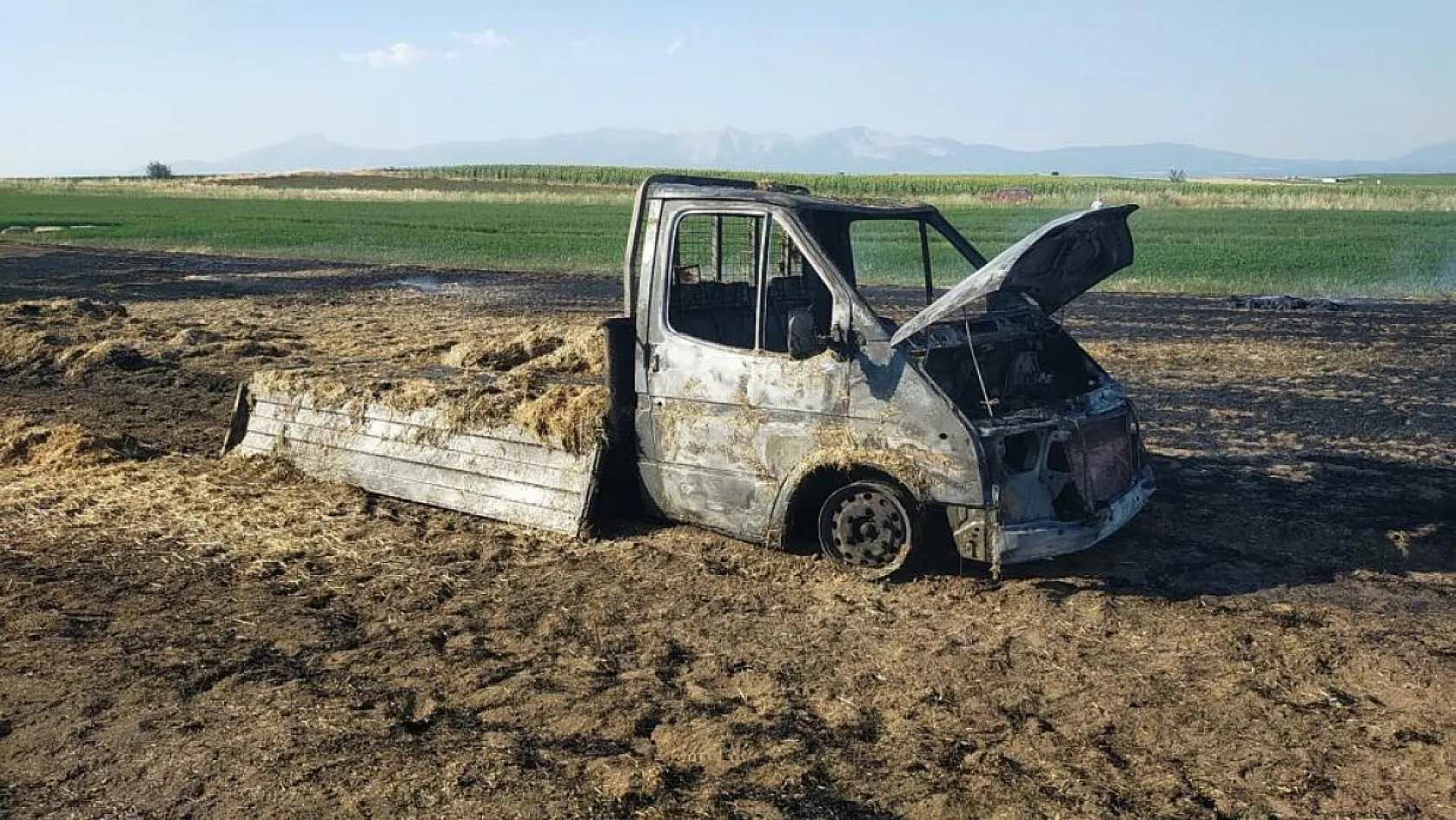 Saman Yüklü Kamyonet Alev Aldı, Muğlalı Yetiştiriciye 30 Bin TL ve 150 Paket Saman Yardımı