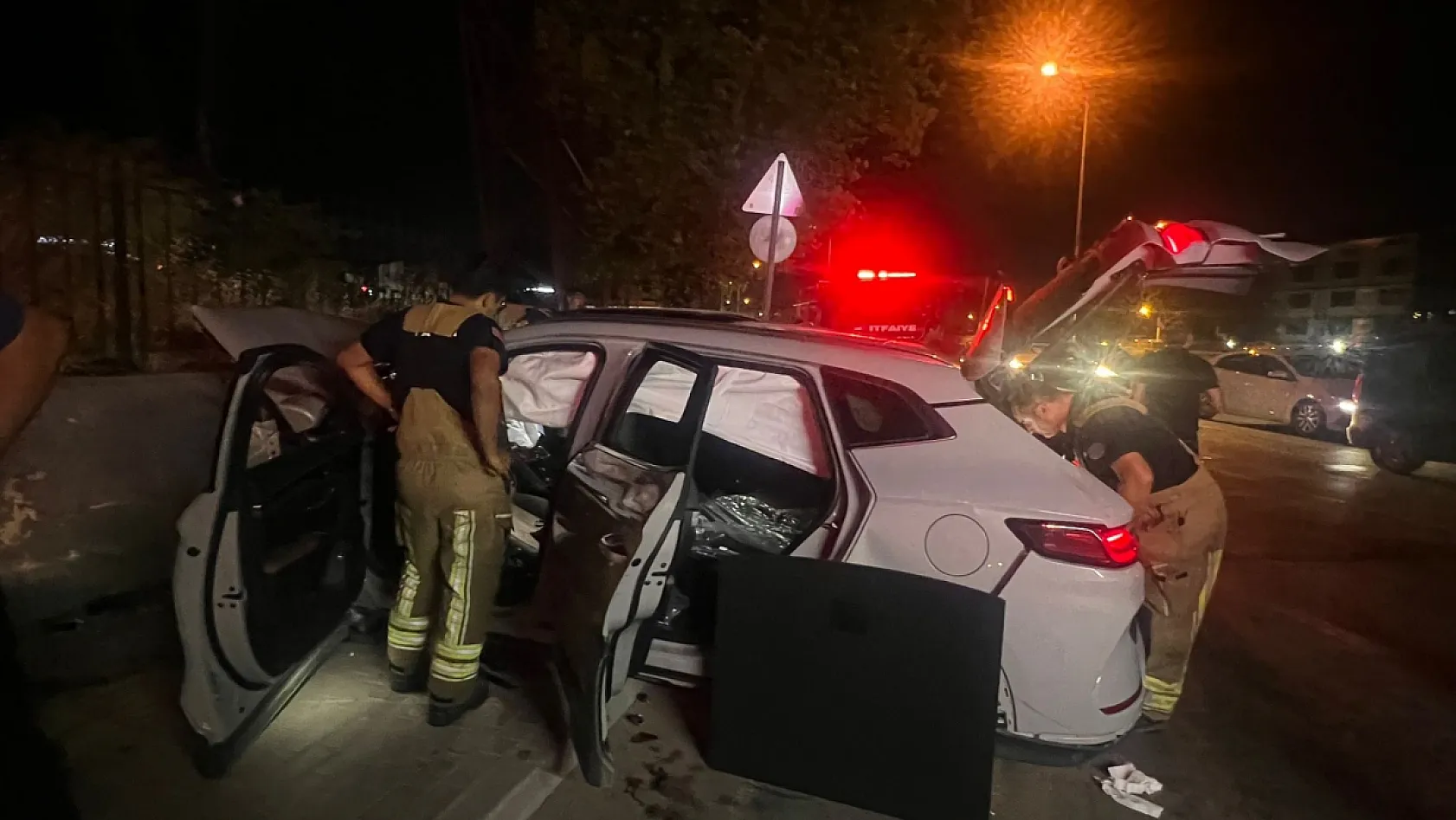 Kırmızı ışık ihlali ortalığı savaş alanına çevirdi: 2'si ağır 8 yaralı