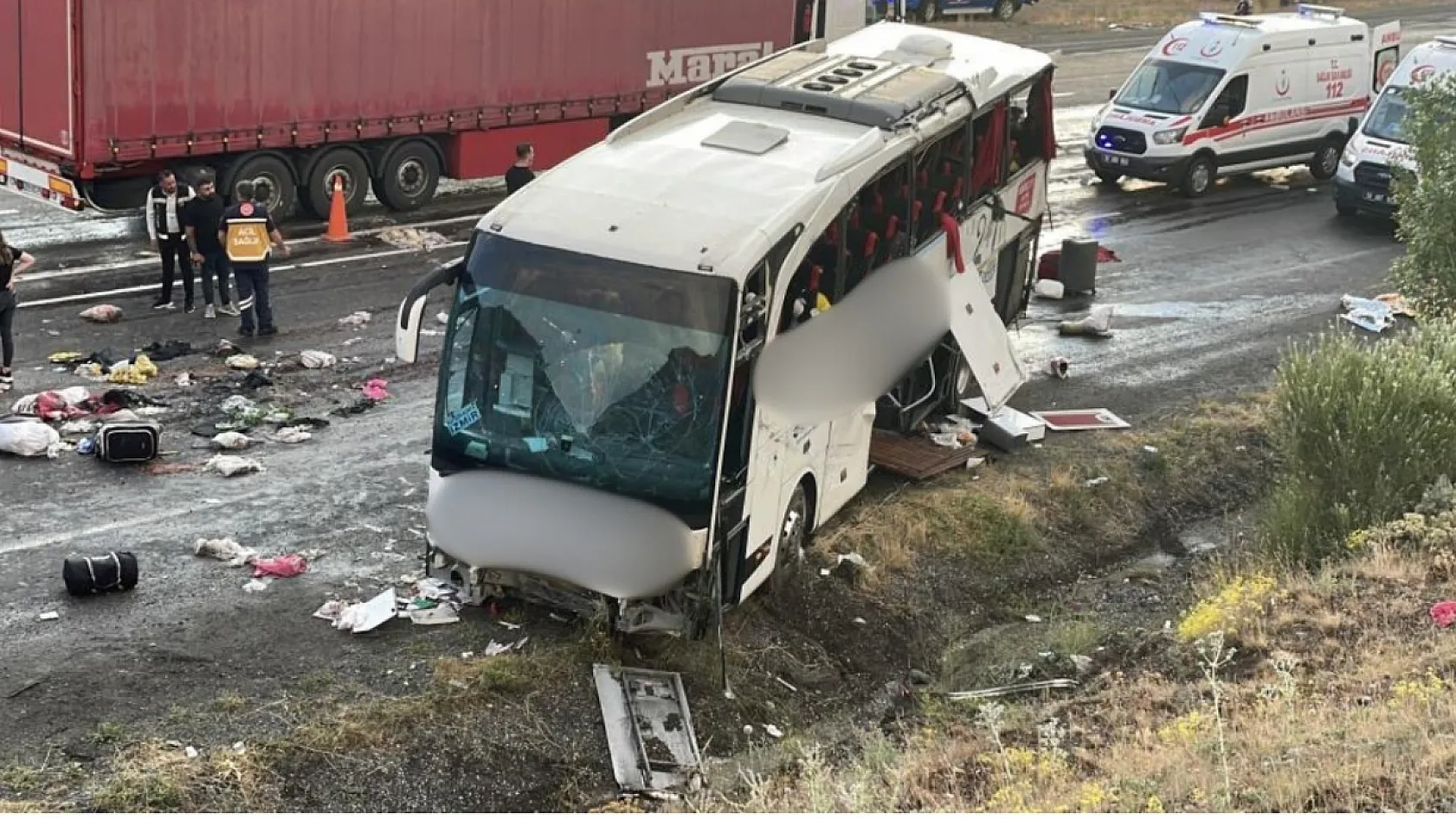 Yolcu otobüsü dağ yamacına çarptı: 4 ölü, 33 yaralı