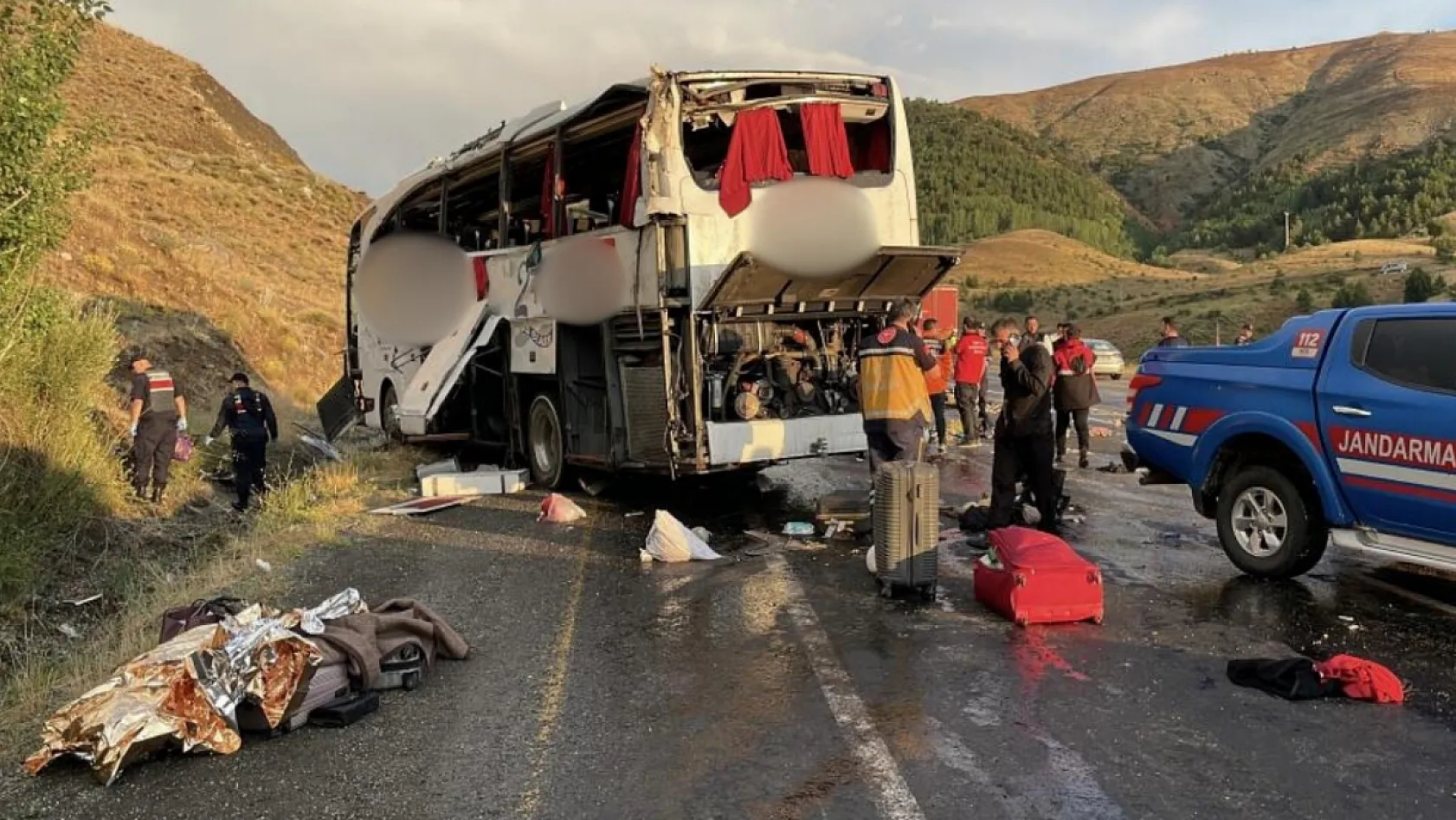Yolcu otobüsü dağ yamacına çarptı: 4 ölü, 33 yaralı
