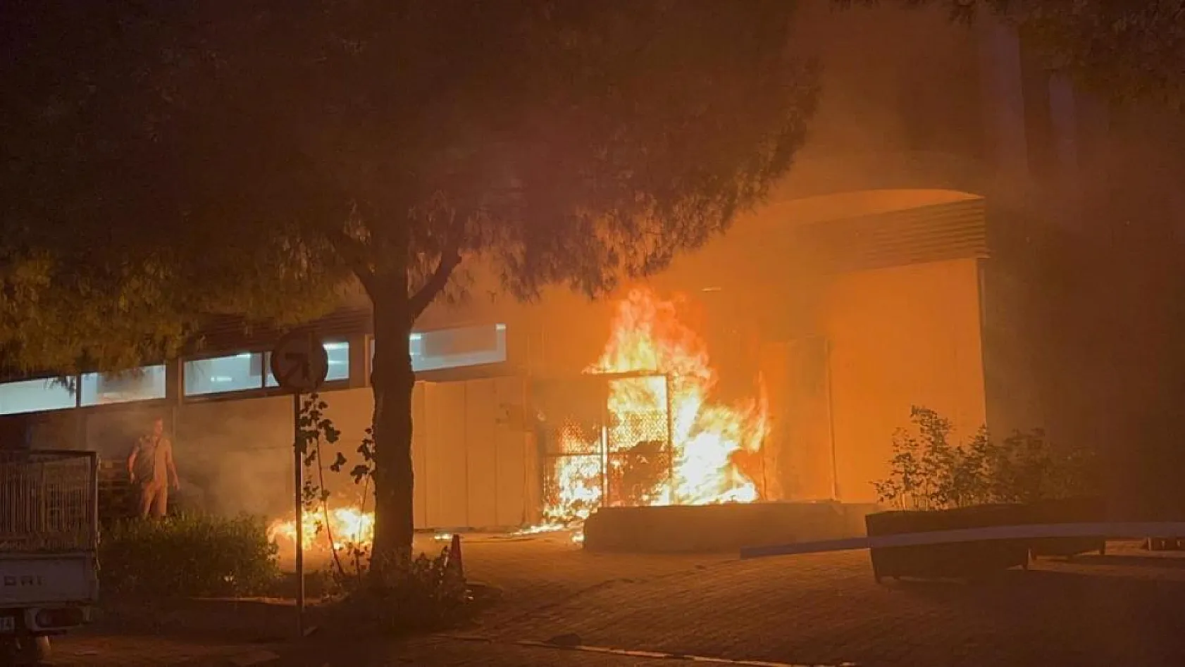 Menteşe'de yangın paniği: Çöp kutusu alev aldı