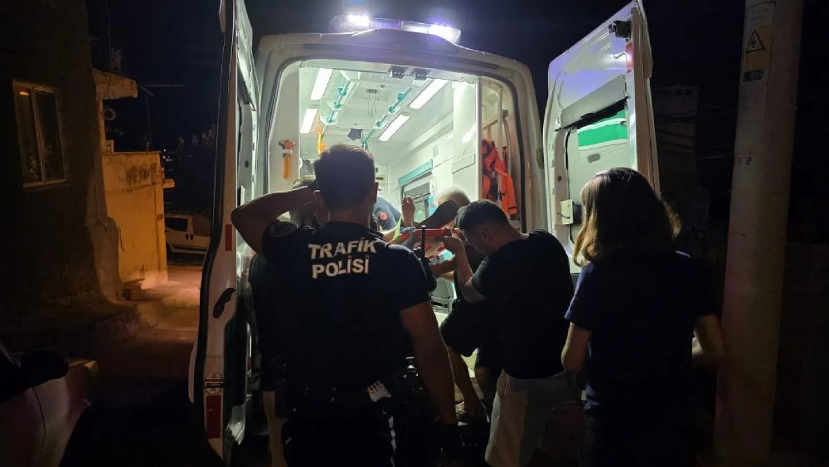Milas'ta Trafik Kazasında Sürücüyü Polis Kurtardı