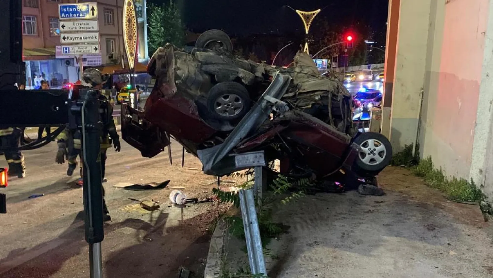 Otomobil bariyere çarptı, Takla attı ve asılı kaldı! 2 ölü 3 yaralı