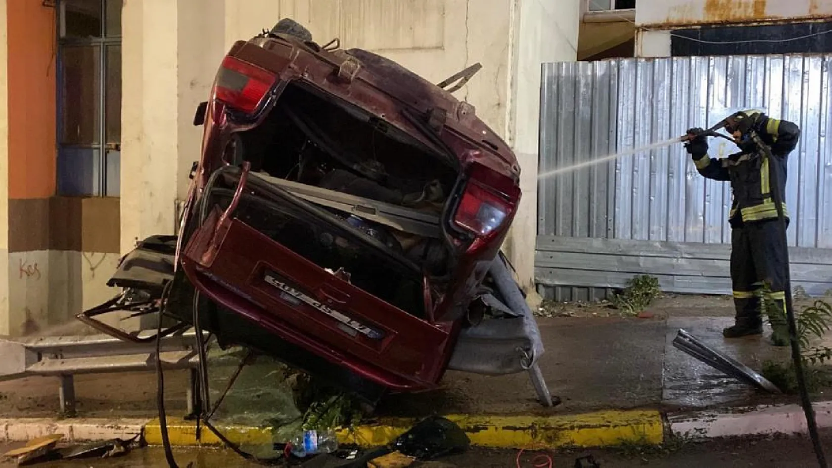 Otomobil bariyere çarptı, Takla attı ve asılı kaldı! 2 ölü 3 yaralı