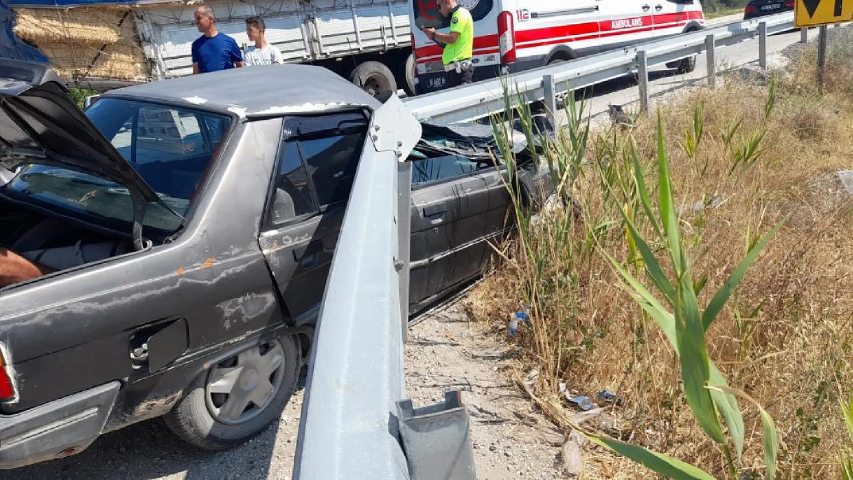 Burdur-Fethiye Yolunda Otomobil Bariyere Saplandı: 1 Yaralı