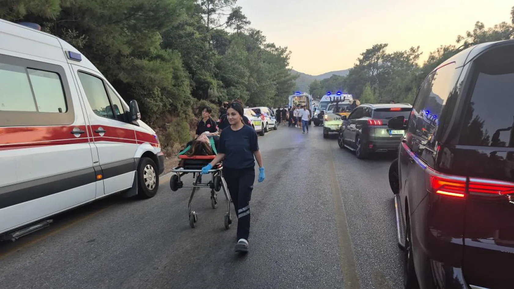 Bodrum'da kamyonet ve otomobil kafa kafaya çarpıştı: 4 yaralı