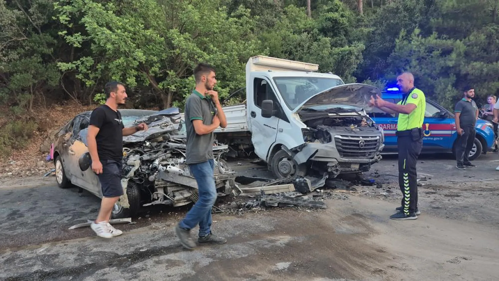 Bodrum'da kamyonet ve otomobil kafa kafaya çarpıştı: 4 yaralı