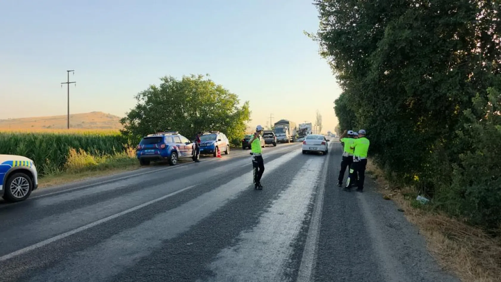 Kamyonundaki arızayı kontrol için inen sürücü başka bir kamyonun altında kaldı