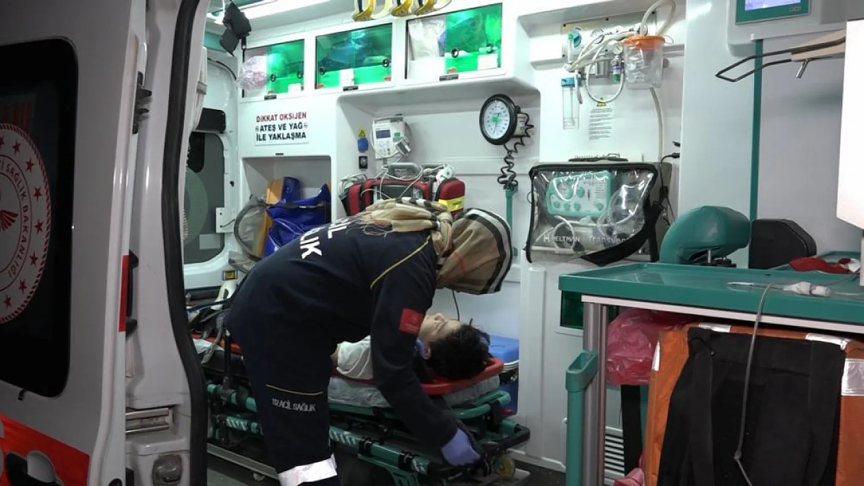 Yardım için yola çıkan baba-oğul kaza yaptı