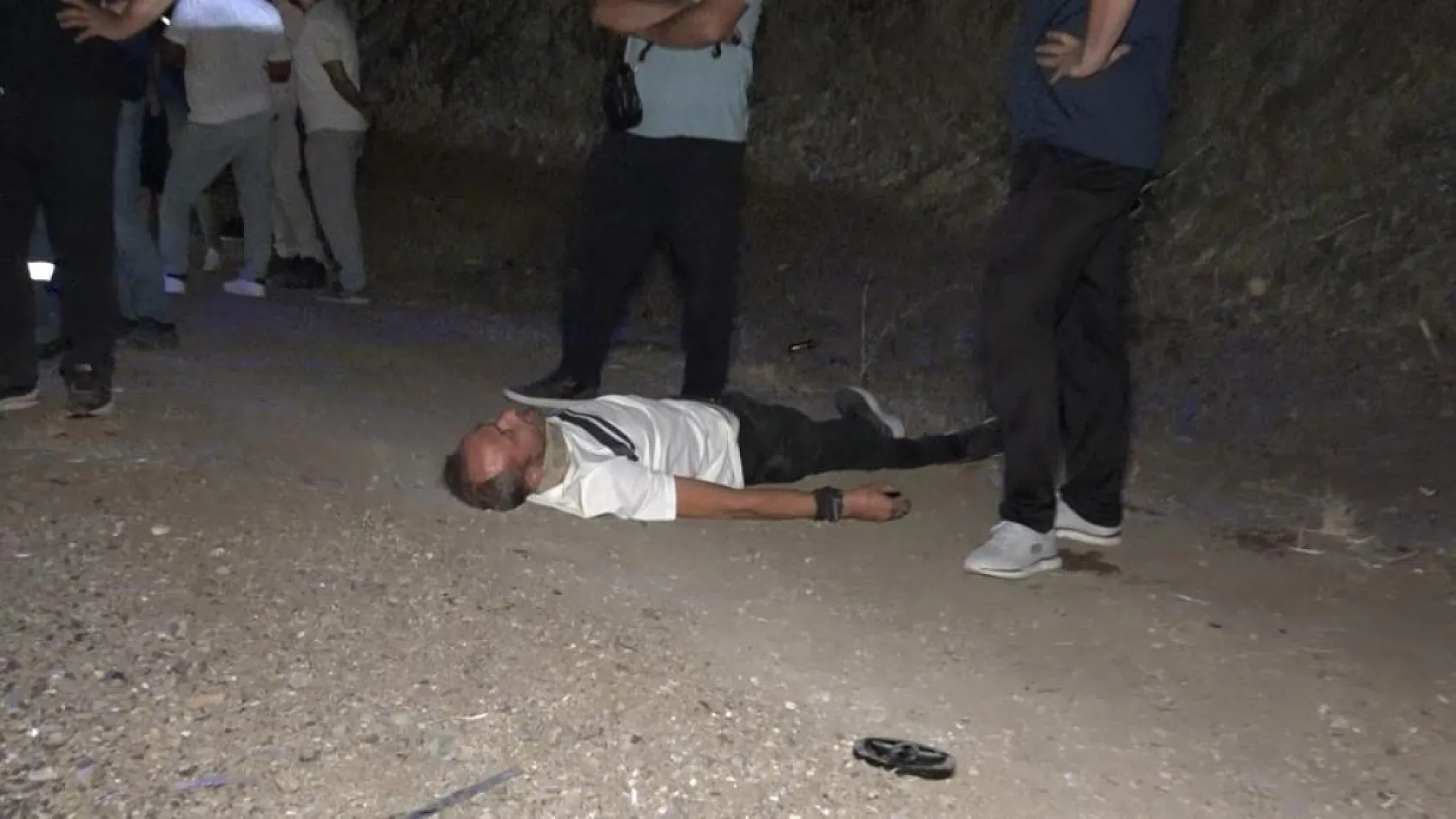 Yardım için yola çıkan baba-oğul kaza yaptı