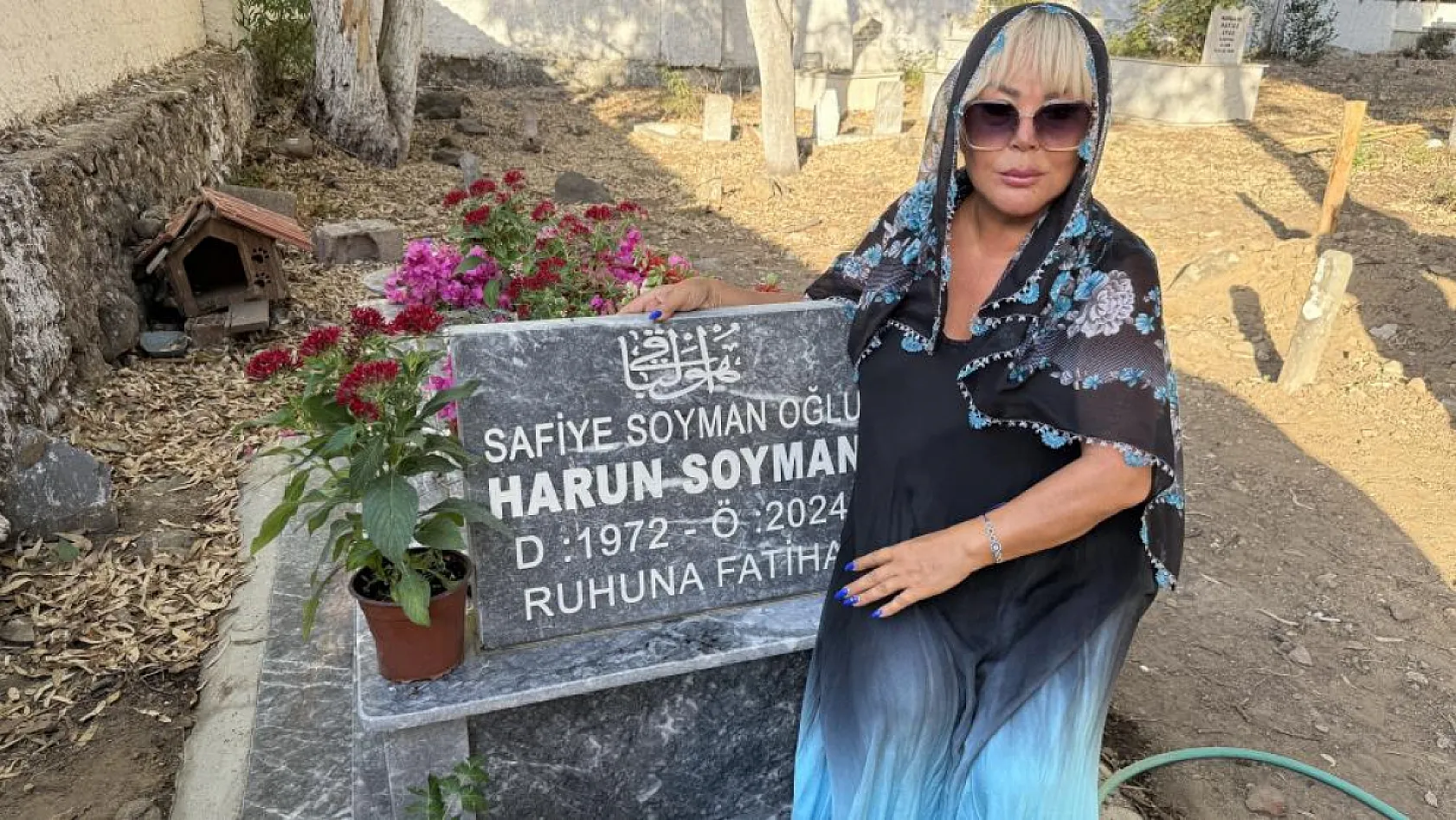 Safiye Soyman oğlunun kabrini ziyaret etti: 'Yüzüm gülüyor ama içim yanıyor'