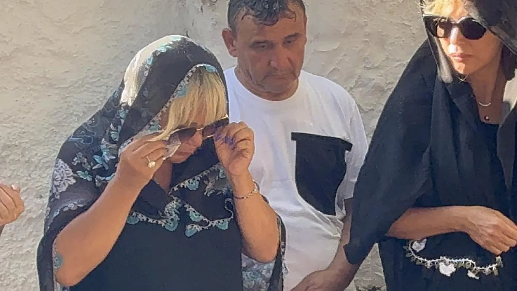 Safiye Soyman oğlunun kabrini ziyaret etti: 'Yüzüm gülüyor ama içim yanıyor'