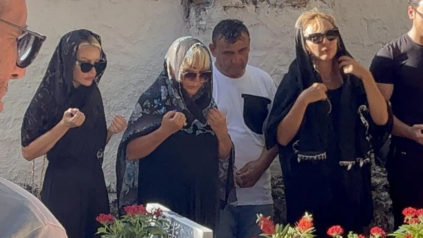 Safiye Soyman oğlunun kabrini ziyaret etti: 'Yüzüm gülüyor ama içim yanıyor'