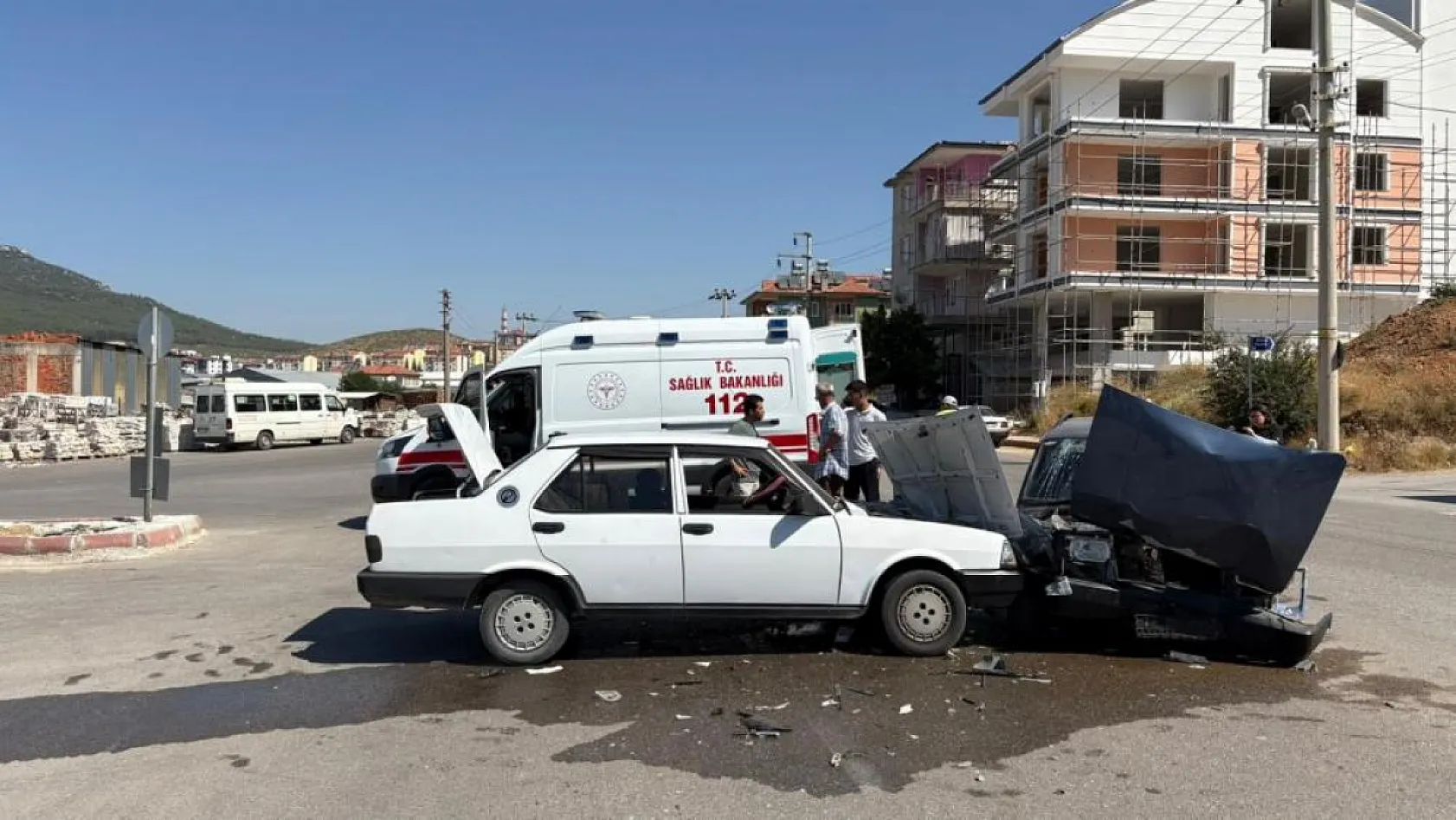 Tofaş otomobiller çarpıştı: 5 yaralı