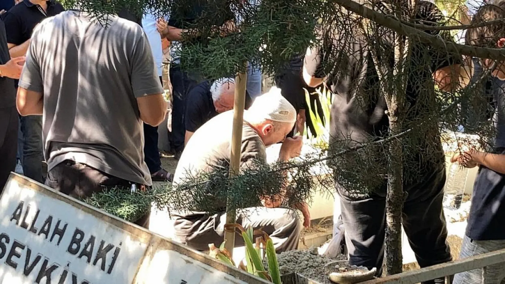 Antalya'da kaldırımda yürürken otomobilin çarptığı üniversiteli genç Burdur'da toprağa verildi