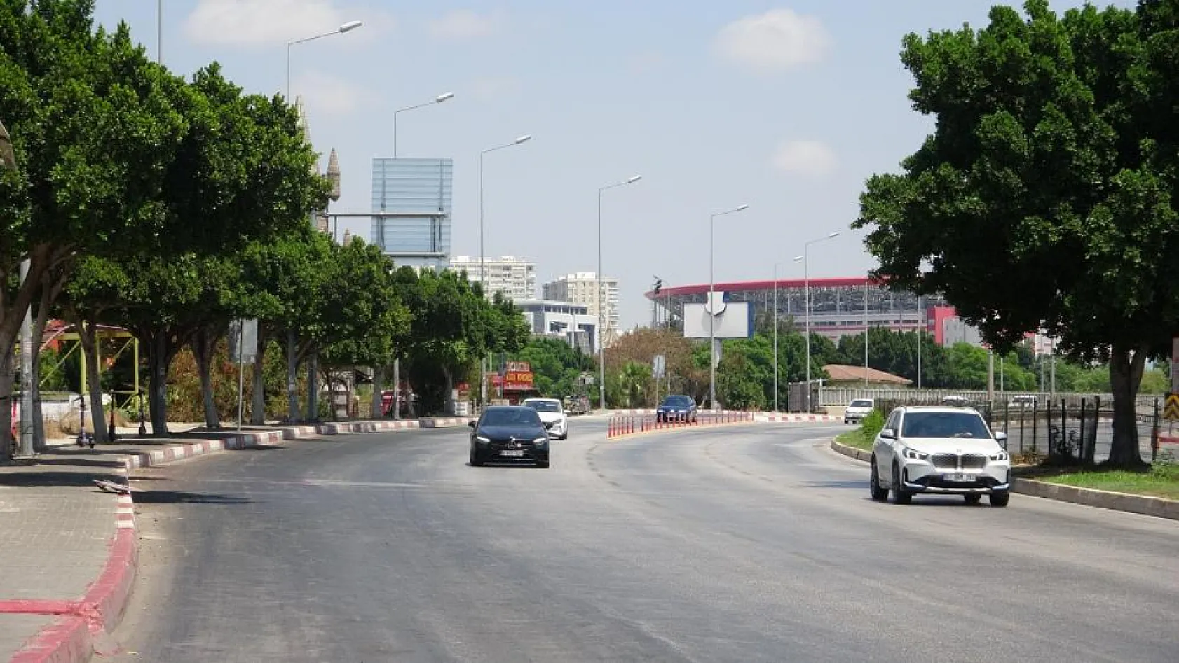 Antalya'da kaldırımda yürürken otomobilin çarptığı üniversiteli genç Burdur'da toprağa verildi