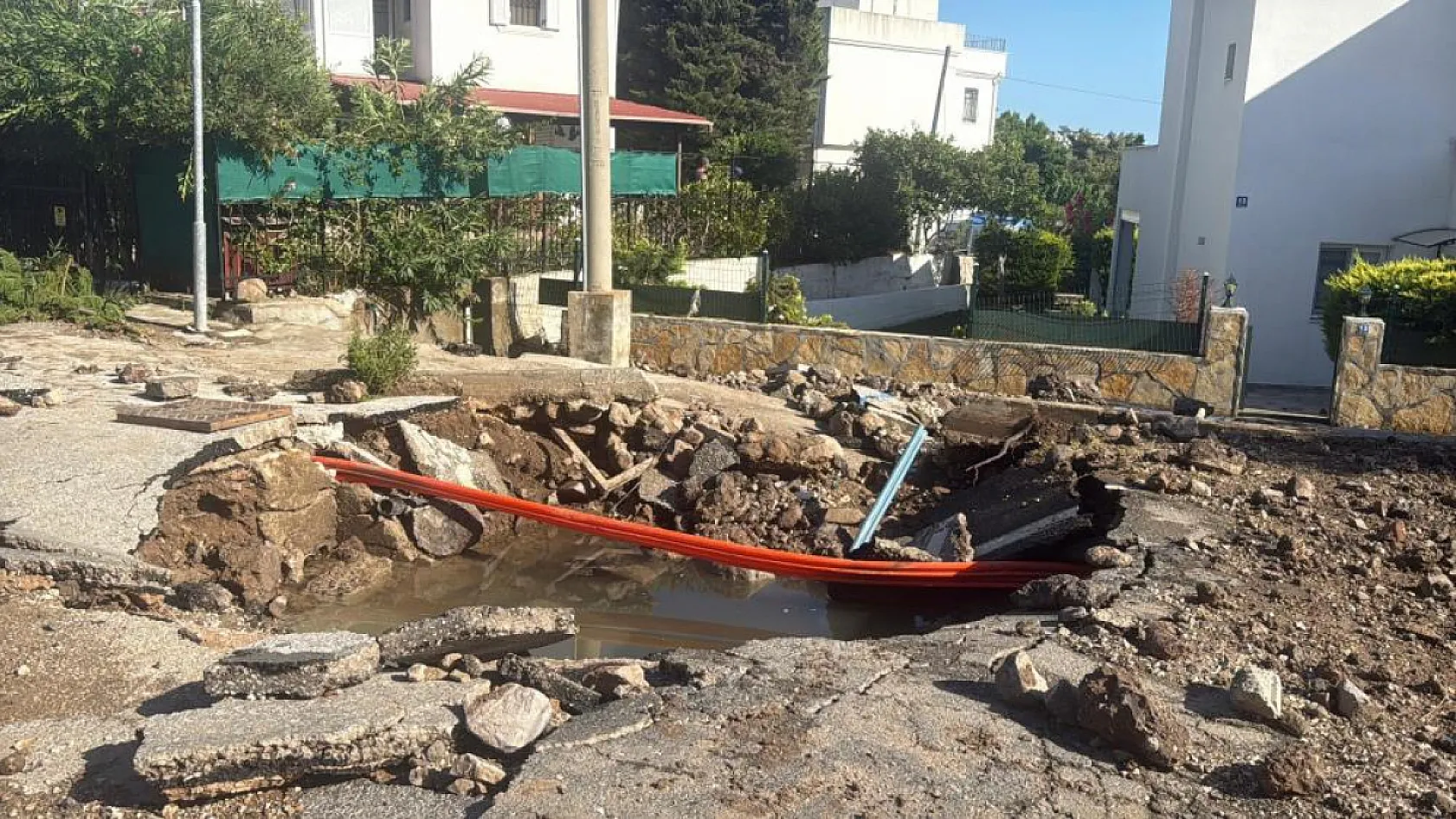 Bodrum'da ana su isale hattı patladı, yol çöktü