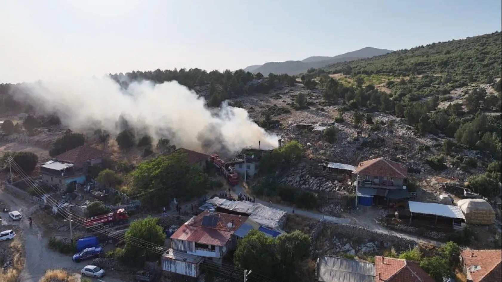 Banyo sobasından çıkan yangın evi küle çevirdi