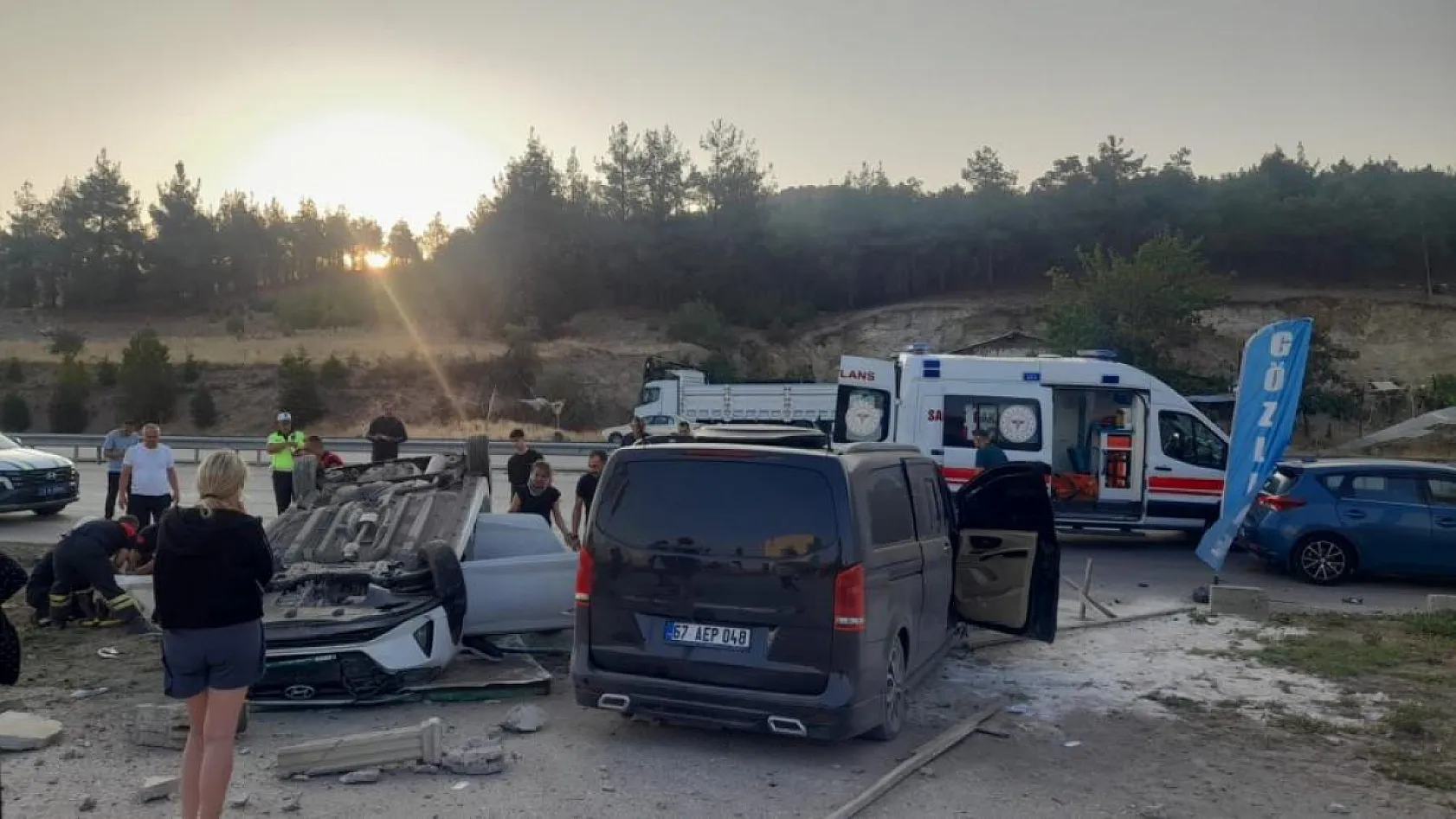 Burdur-Isparta Yolunda Midibüs ile Otomobil Çarpıştı: 6 Yaralı