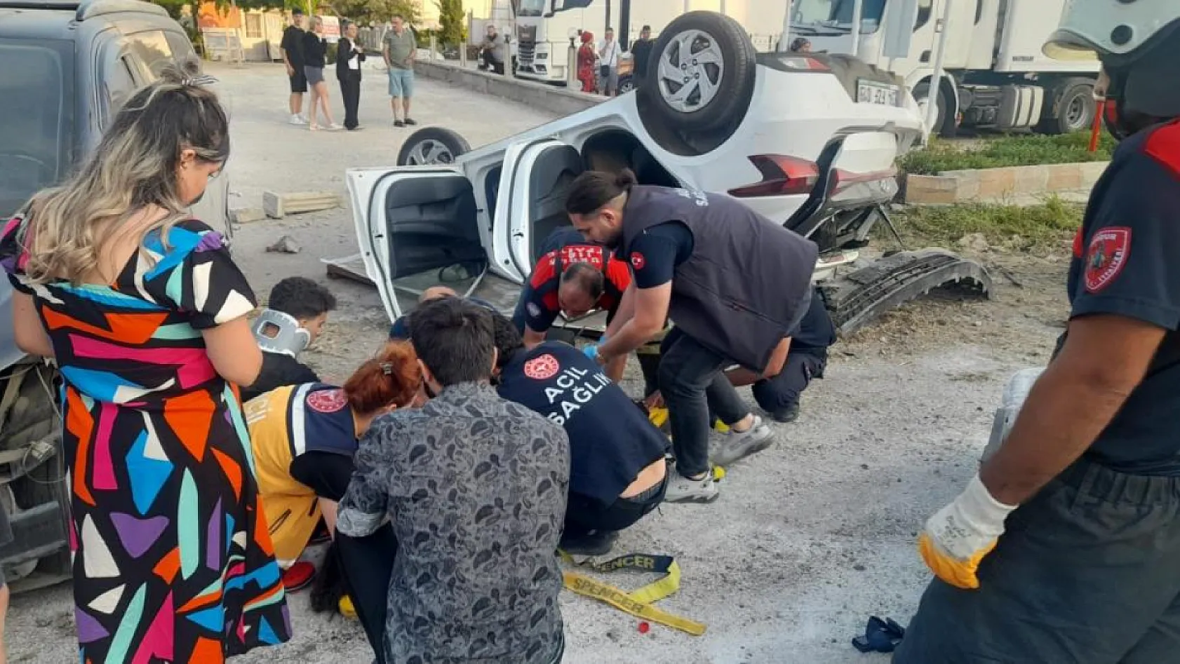 Burdur-Isparta Yolunda Midibüs ile Otomobil Çarpıştı: 6 Yaralı