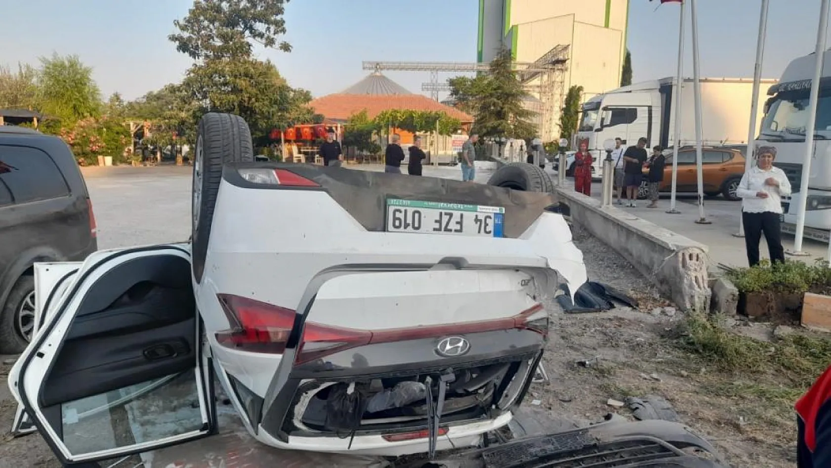 Burdur-Isparta Yolunda Midibüs ile Otomobil Çarpıştı: 6 Yaralı