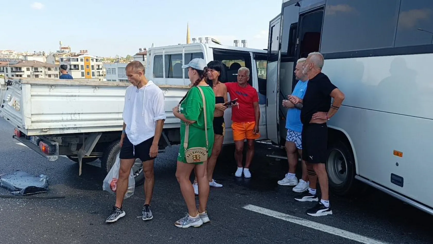 Kamyonetten düşen malzemeleri toplamak isterken zincirleme kazaya sebep oldu: 1 yaralı