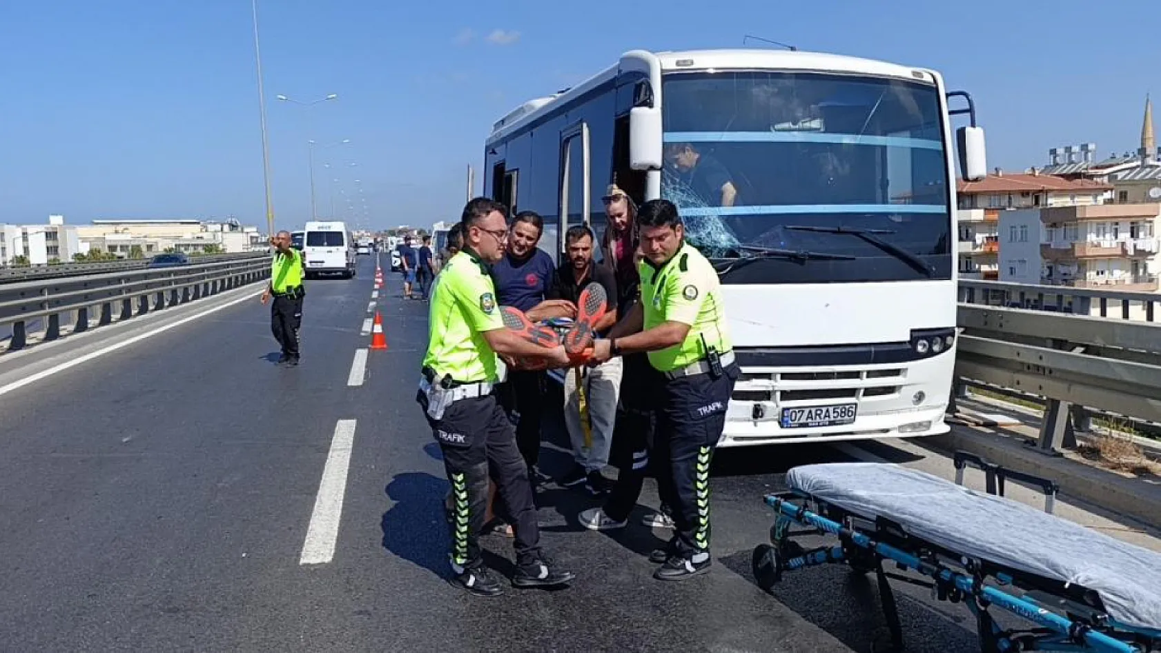 Kamyonetten düşen malzemeleri toplamak isterken zincirleme kazaya sebep oldu: 1 yaralı