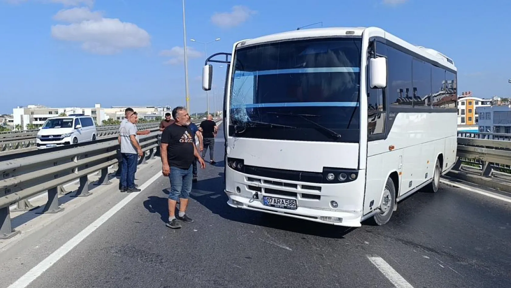 Kamyonetten düşen malzemeleri toplamak isterken zincirleme kazaya sebep oldu: 1 yaralı