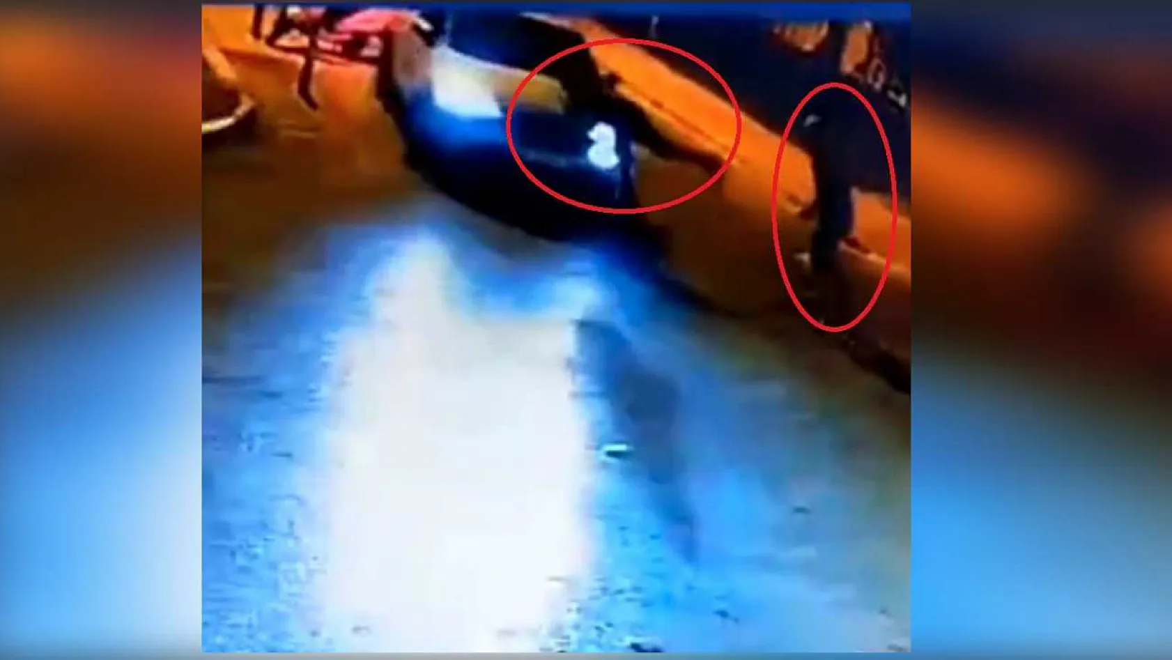 Denetimi görünce kaçan alkollü sürücü, önüne çıkan polislere çarpıp kaçtı