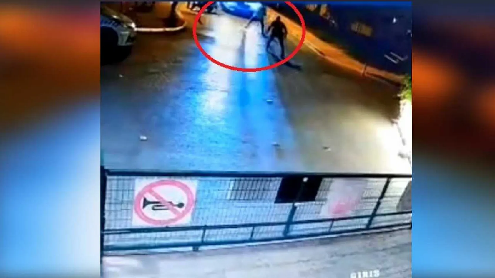 Denetimi görünce kaçan alkollü sürücü, önüne çıkan polislere çarpıp kaçtı