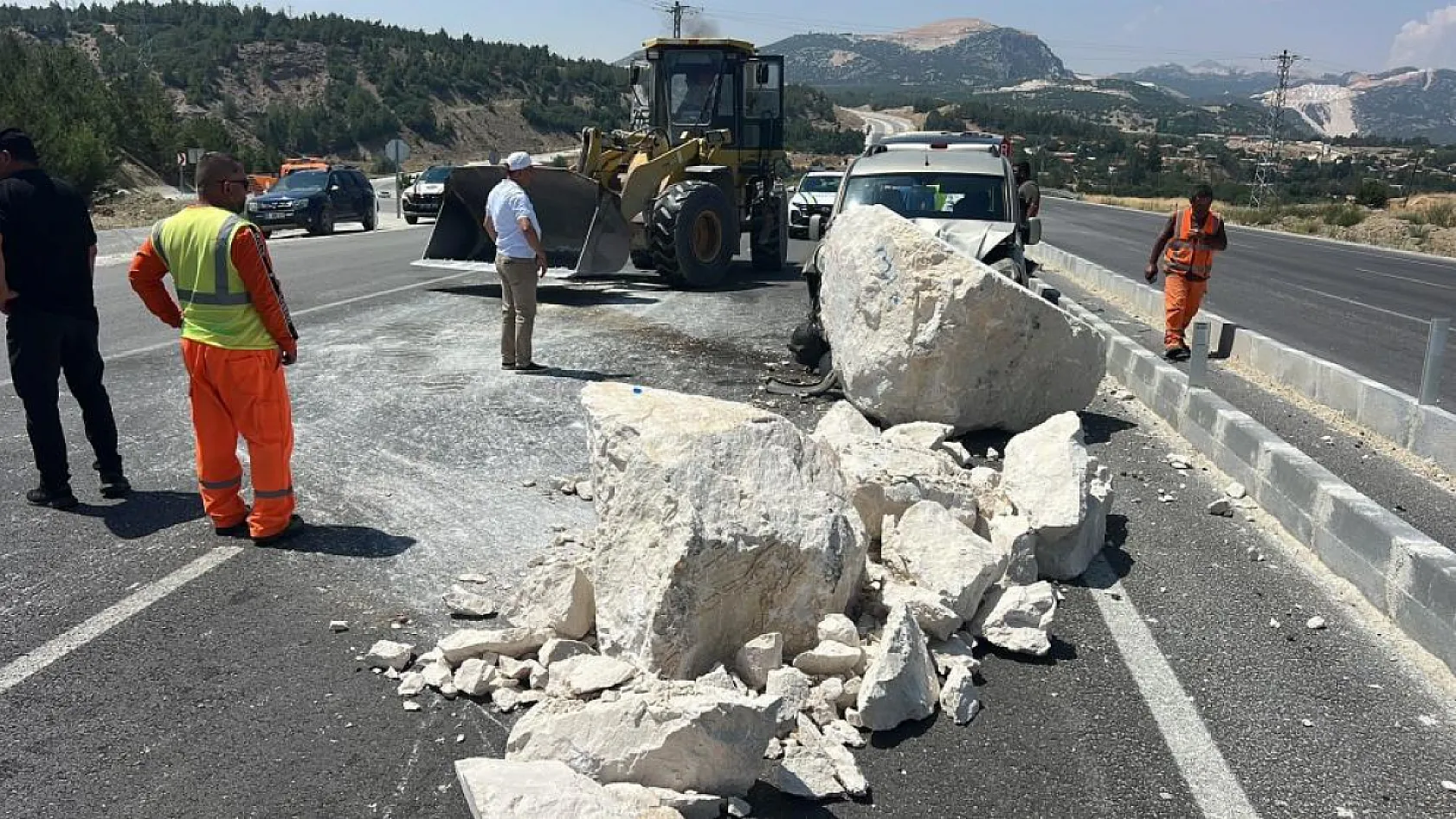 Tırdan düşen mermer bloğuna çarpan otomobilin sürücüsü yaralandı