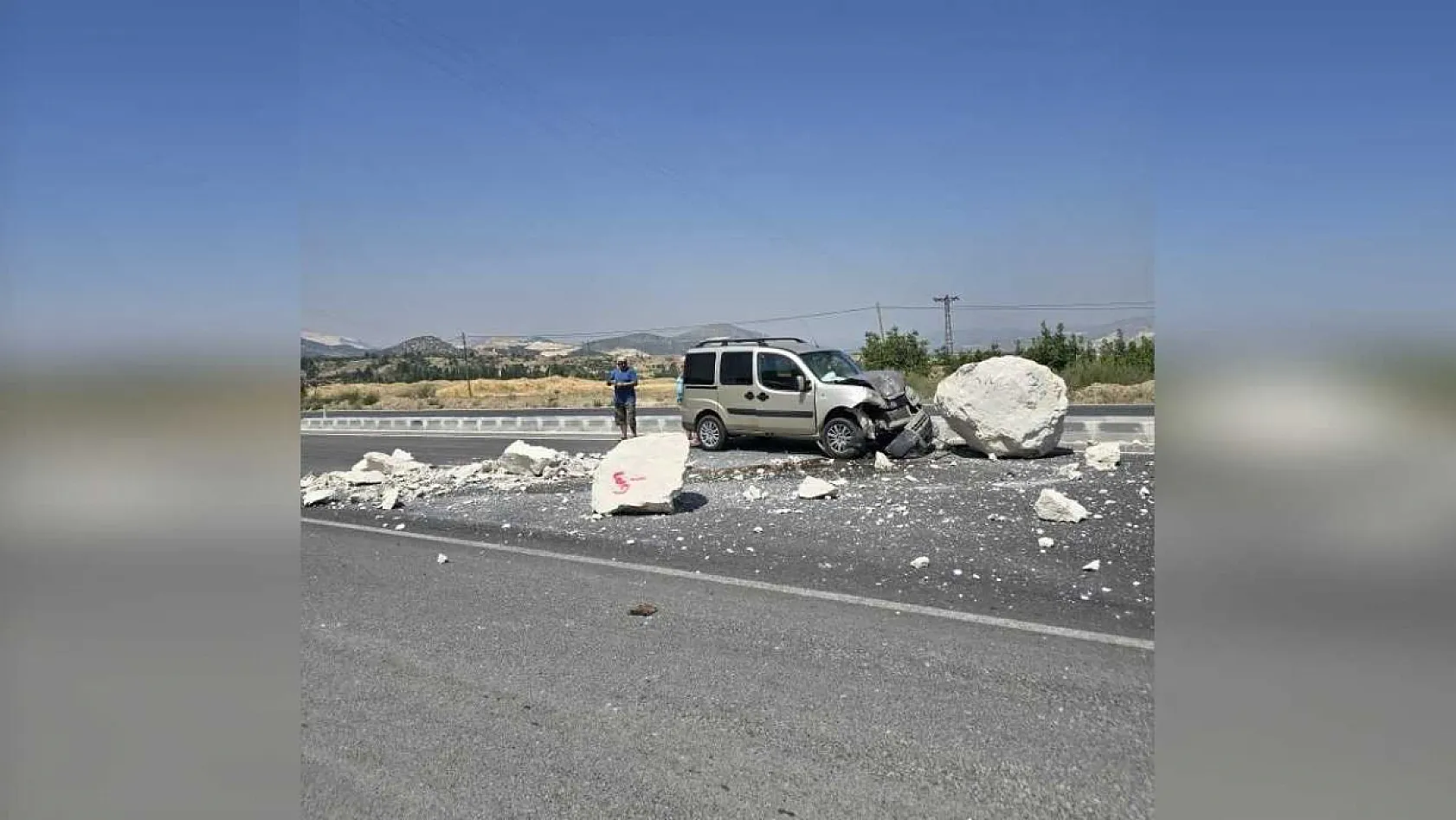 Tırdan düşen mermer bloğuna çarpan otomobilin sürücüsü yaralandı