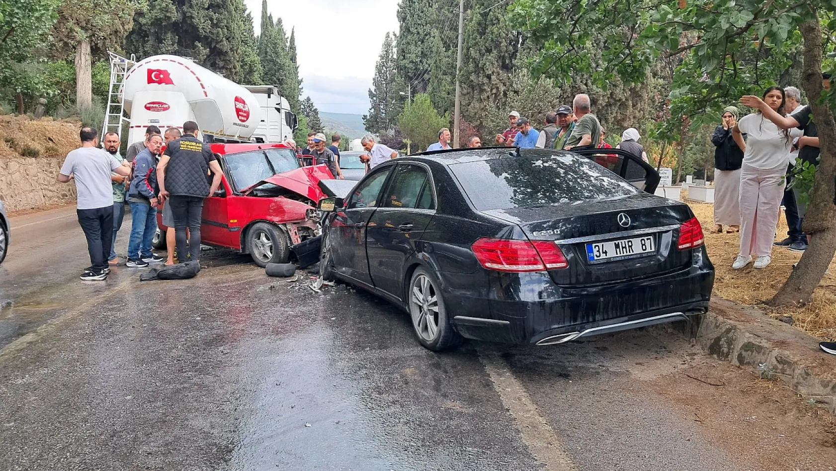 Mercedes ile Tofaş otomobil çarpıştı: 1 ölü, 4 yaralı