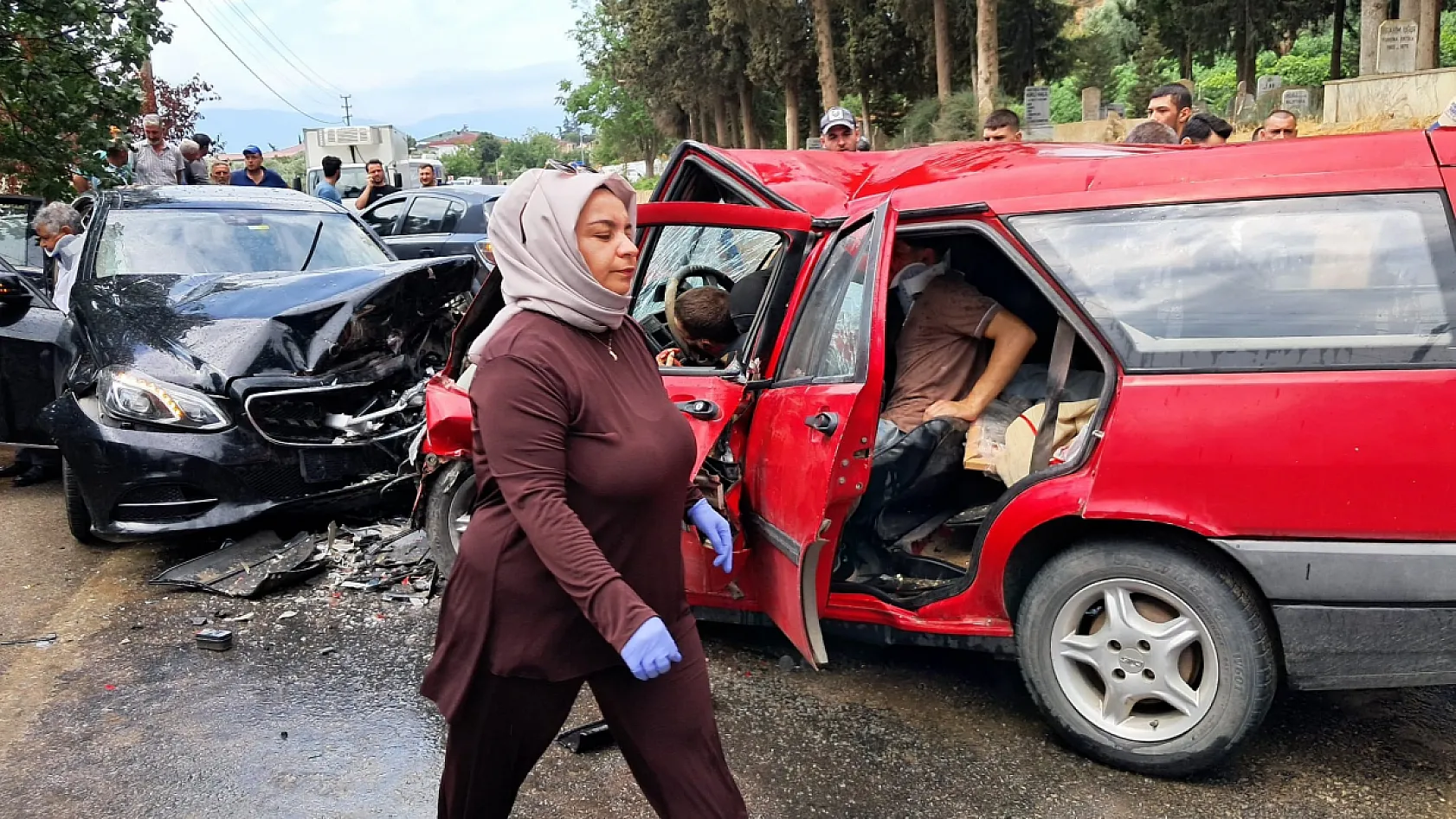 Mercedes ile Tofaş otomobil çarpıştı: 1 ölü, 4 yaralı