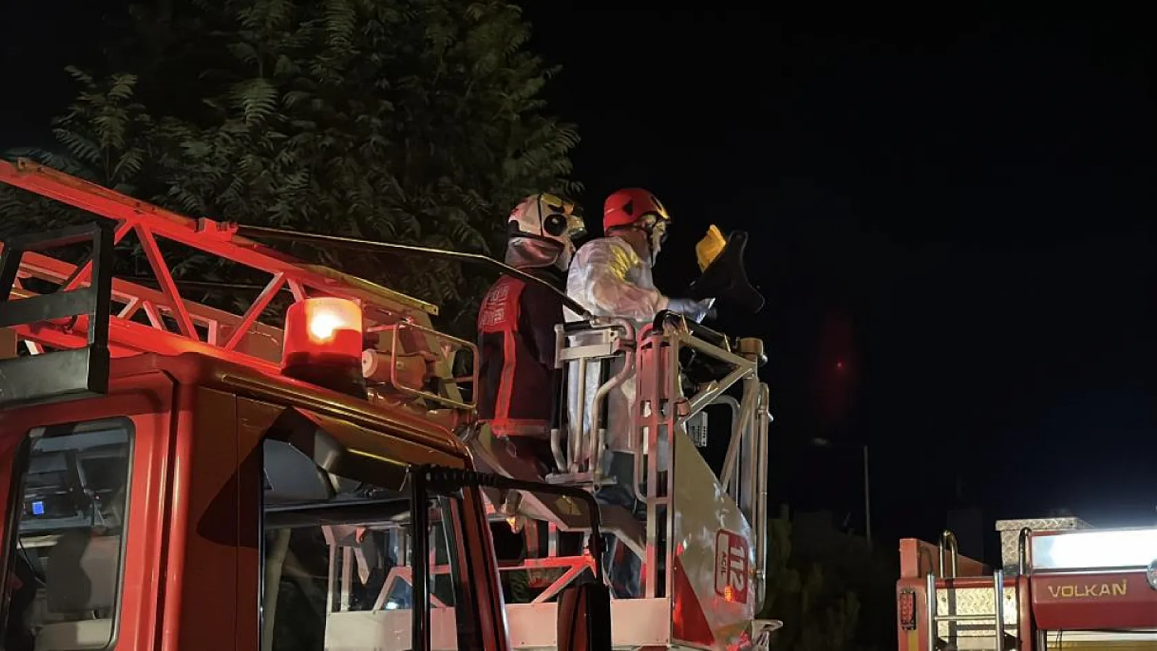Faciaya ramak kala... Bilinçsizce yakılan ateş, 4 dükkana felaketi yaşattı