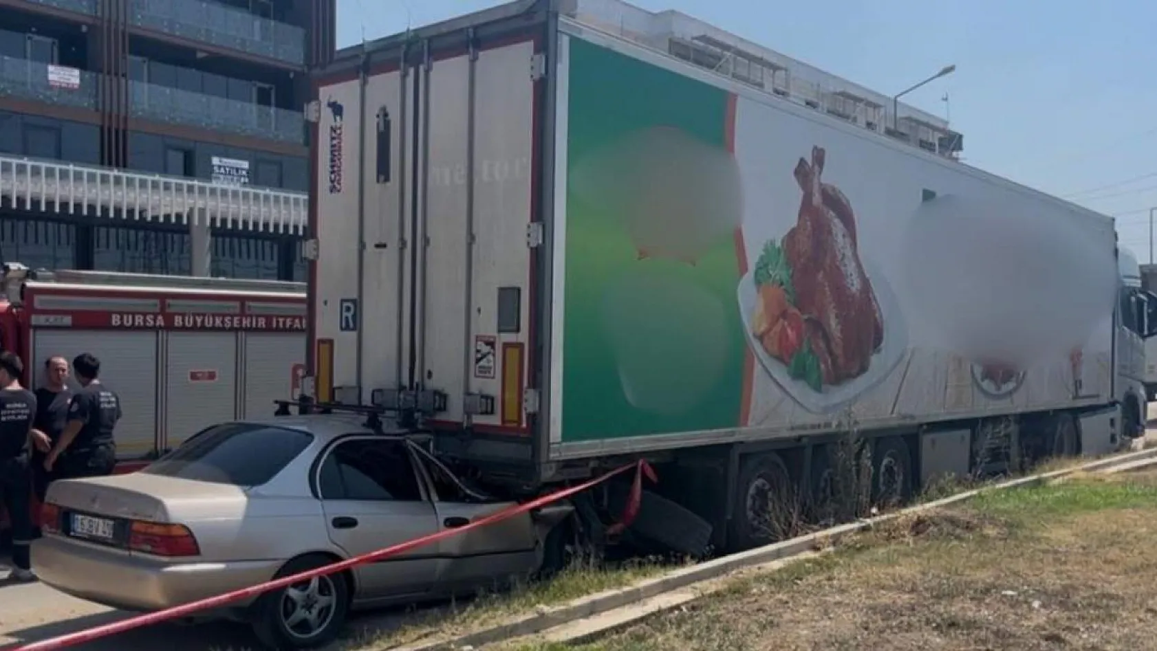 Park halindeki tıra böyle çarptı...Feci kazada sürücü hayatını kaybetti