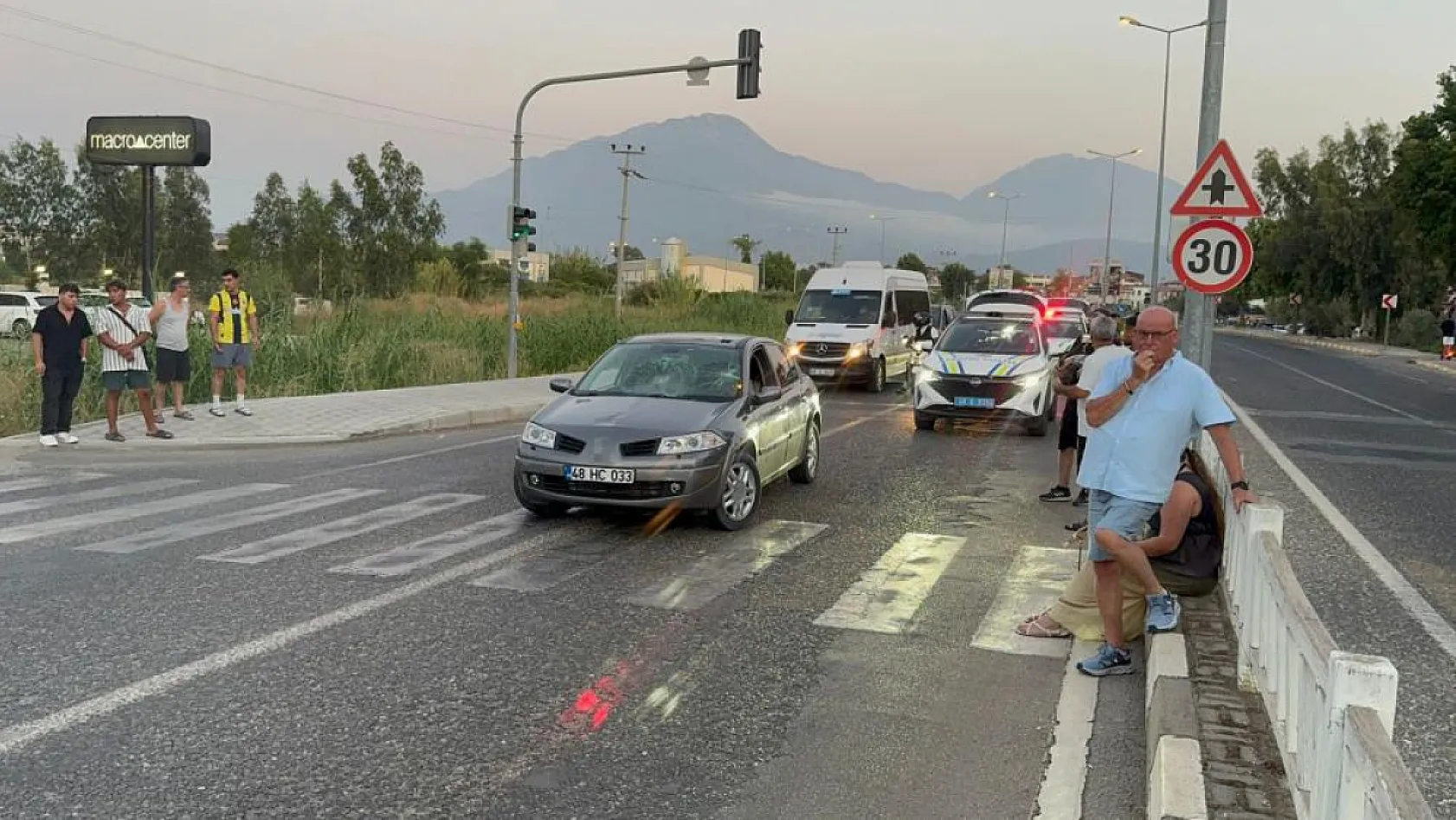 Fethiye'de feci kaza: Önce çarptı, sonra kaçmaya çalıştı: Kadını ezilmekten vatandaşlar kurtardı