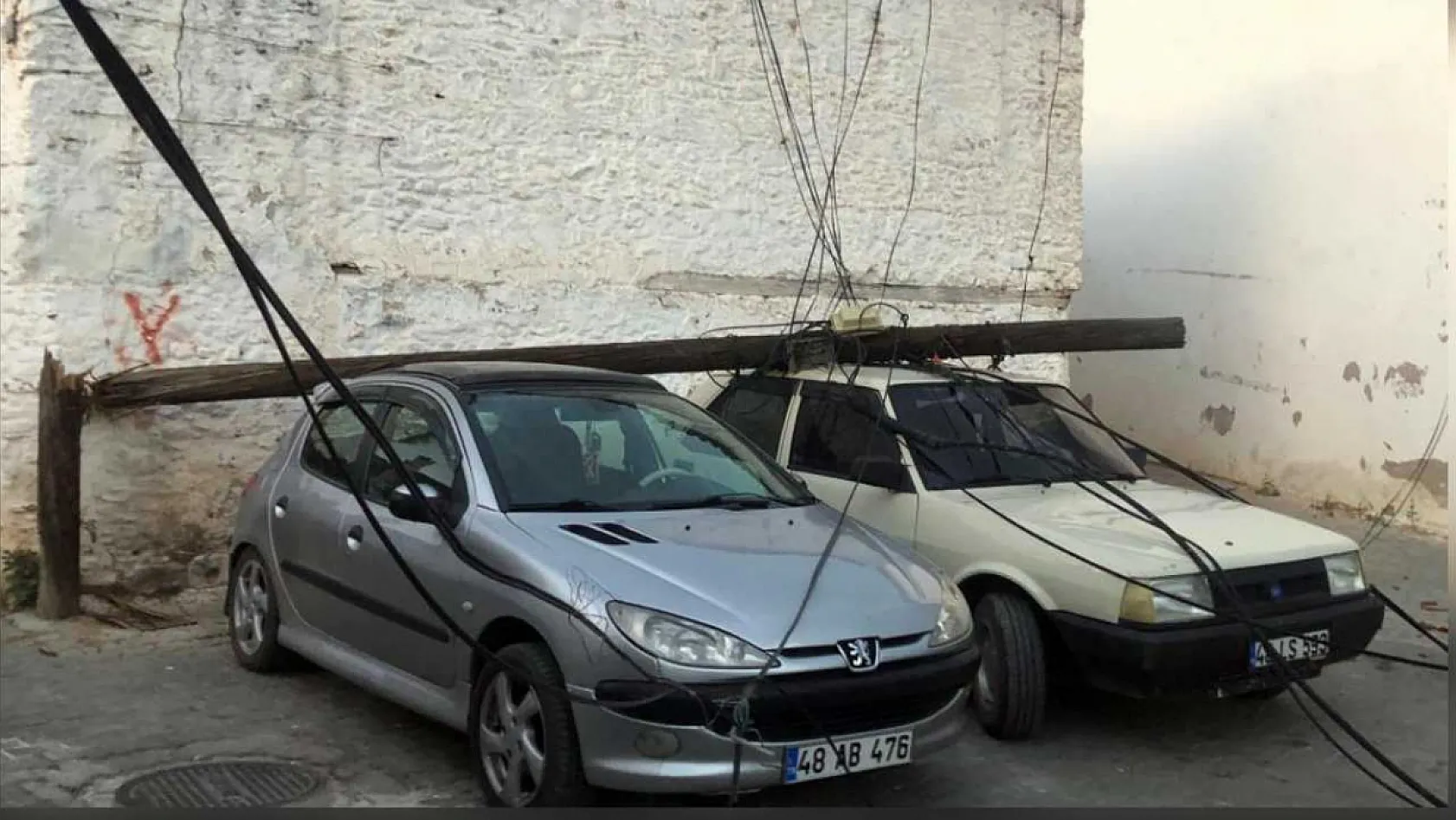 Menteşe'de Ahşap Direk Park Halindeki Araçların Üzerine Devrildi