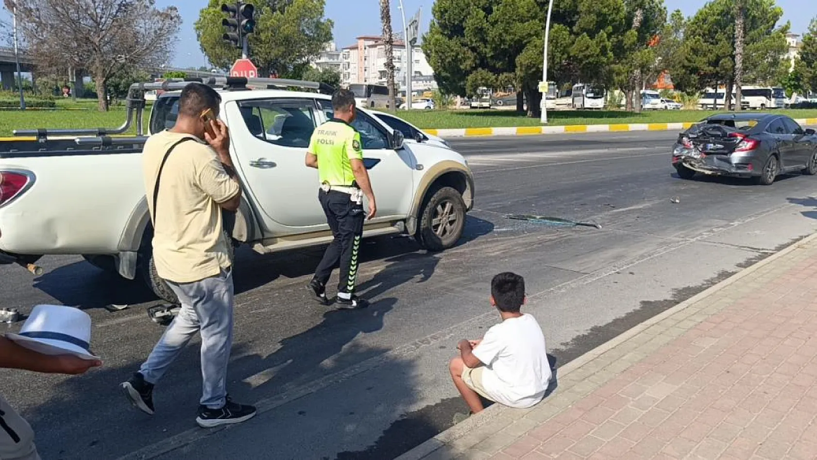 Kazada babasının otomobilinin halini gören küçük çocuk gözyaşlarını tutamadı