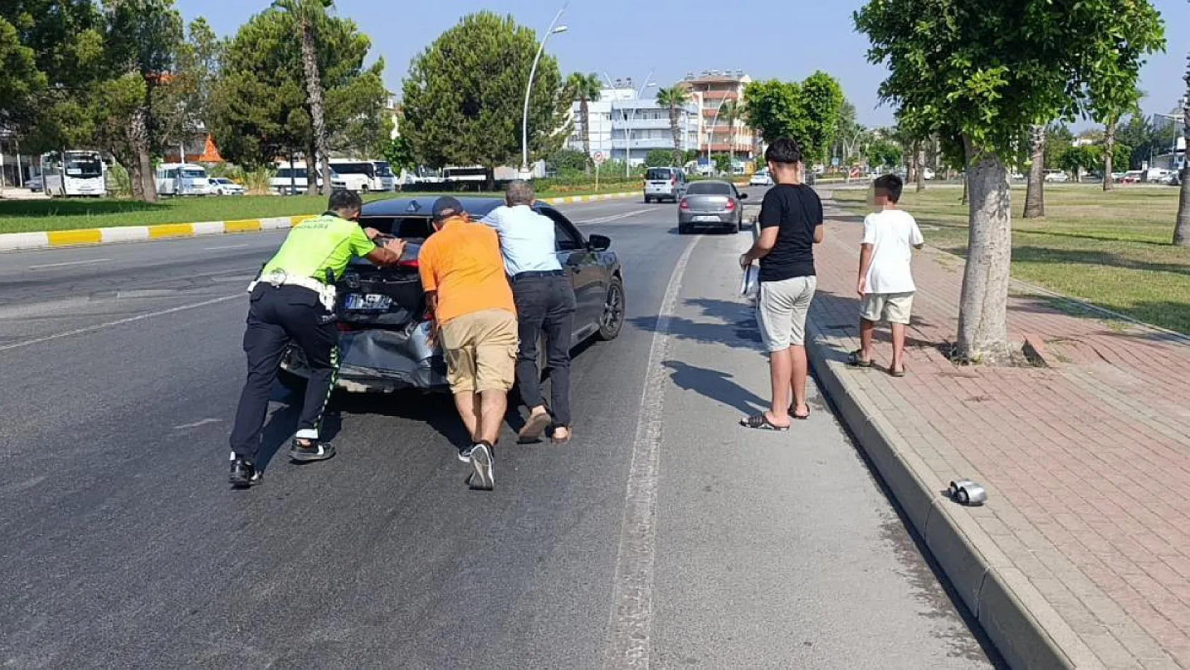 Kazada babasının otomobilinin halini gören küçük çocuk gözyaşlarını tutamadı