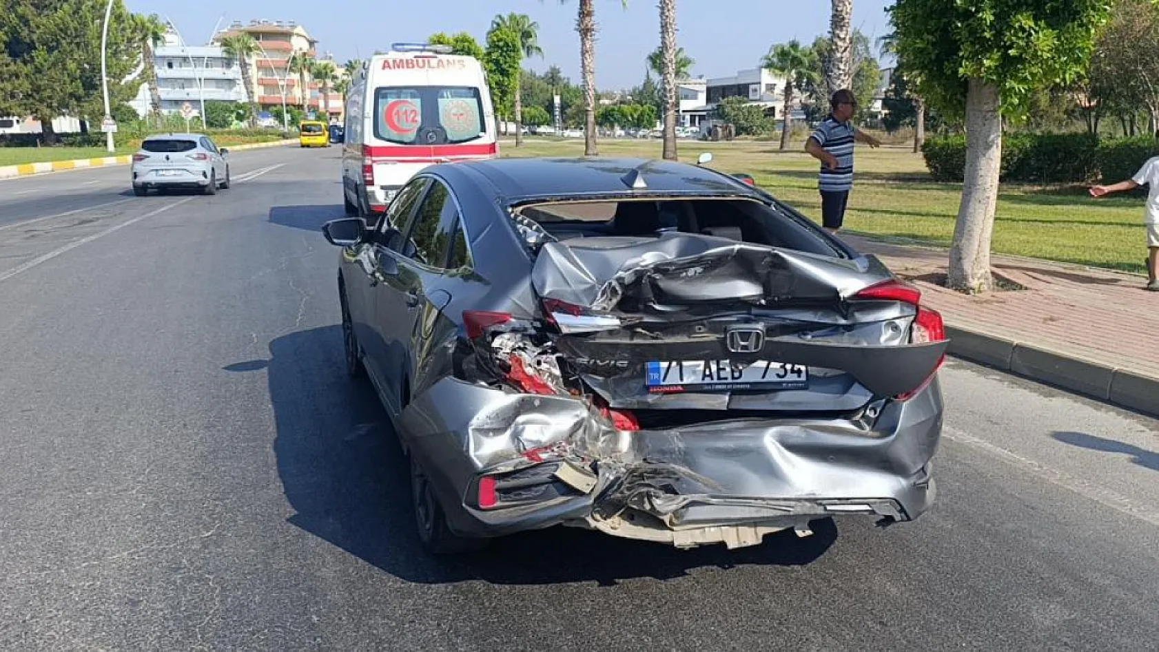 Kazada babasının otomobilinin halini gören küçük çocuk gözyaşlarını tutamadı