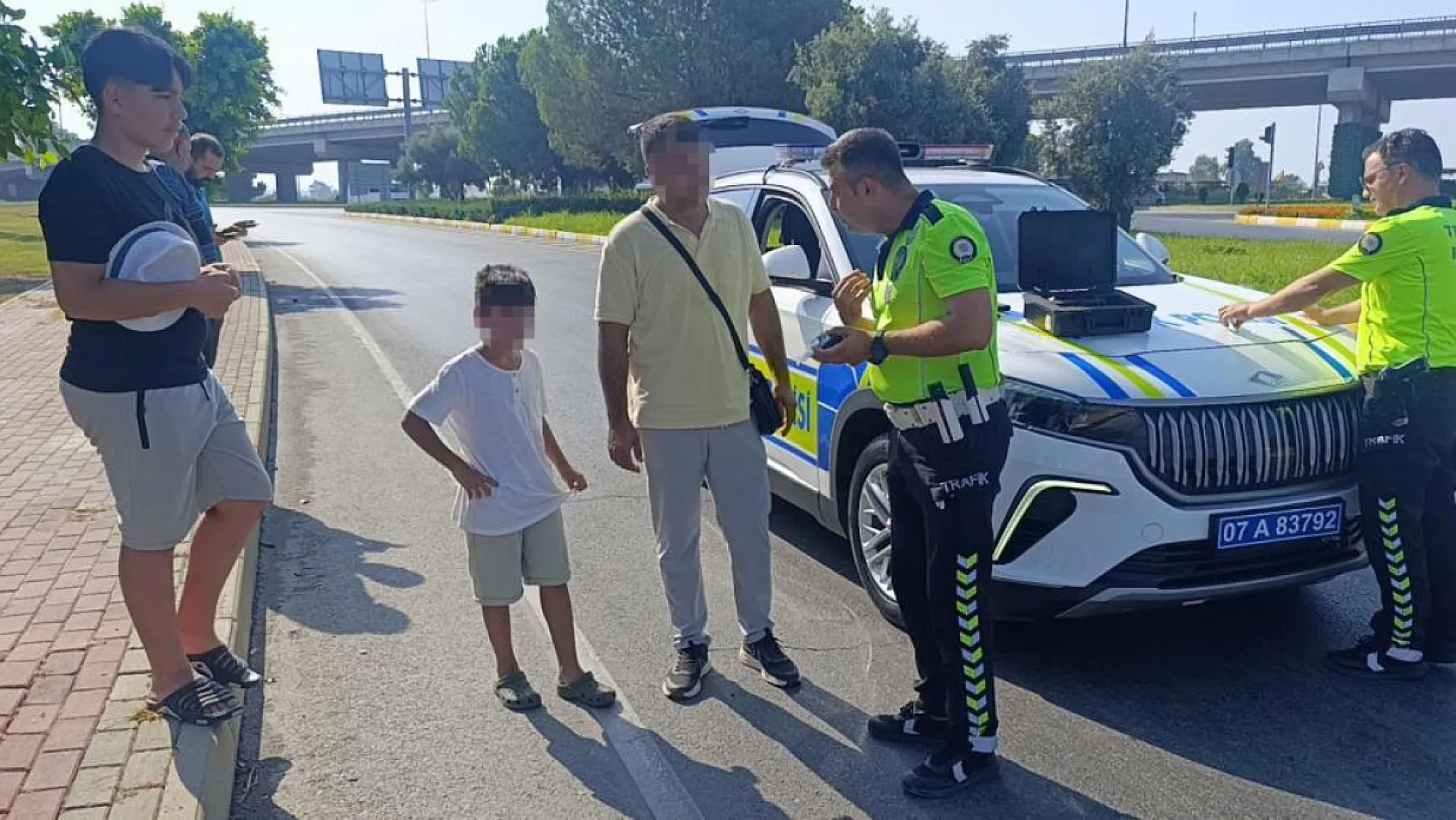 Kazada babasının otomobilinin halini gören küçük çocuk gözyaşlarını tutamadı