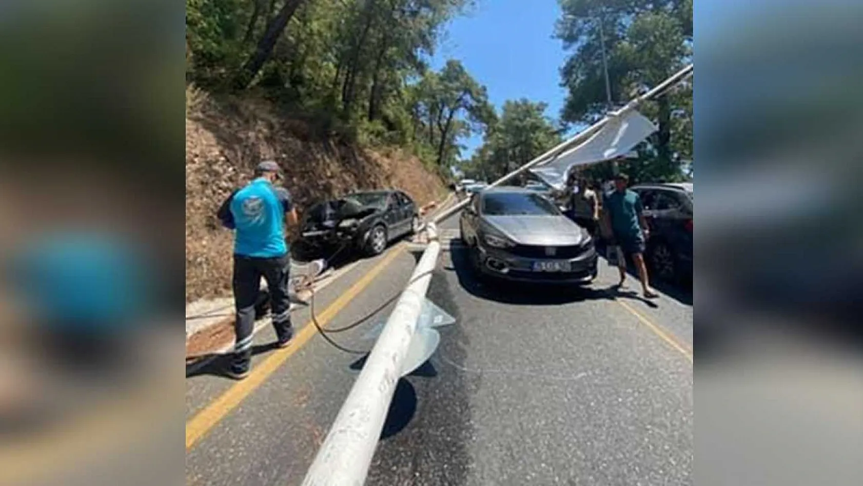 Muğla Ula'da Freni Patlayan Araç Aydınlatma Direğine Çarptı, Direk Başka Araç Üzerine Devrildi