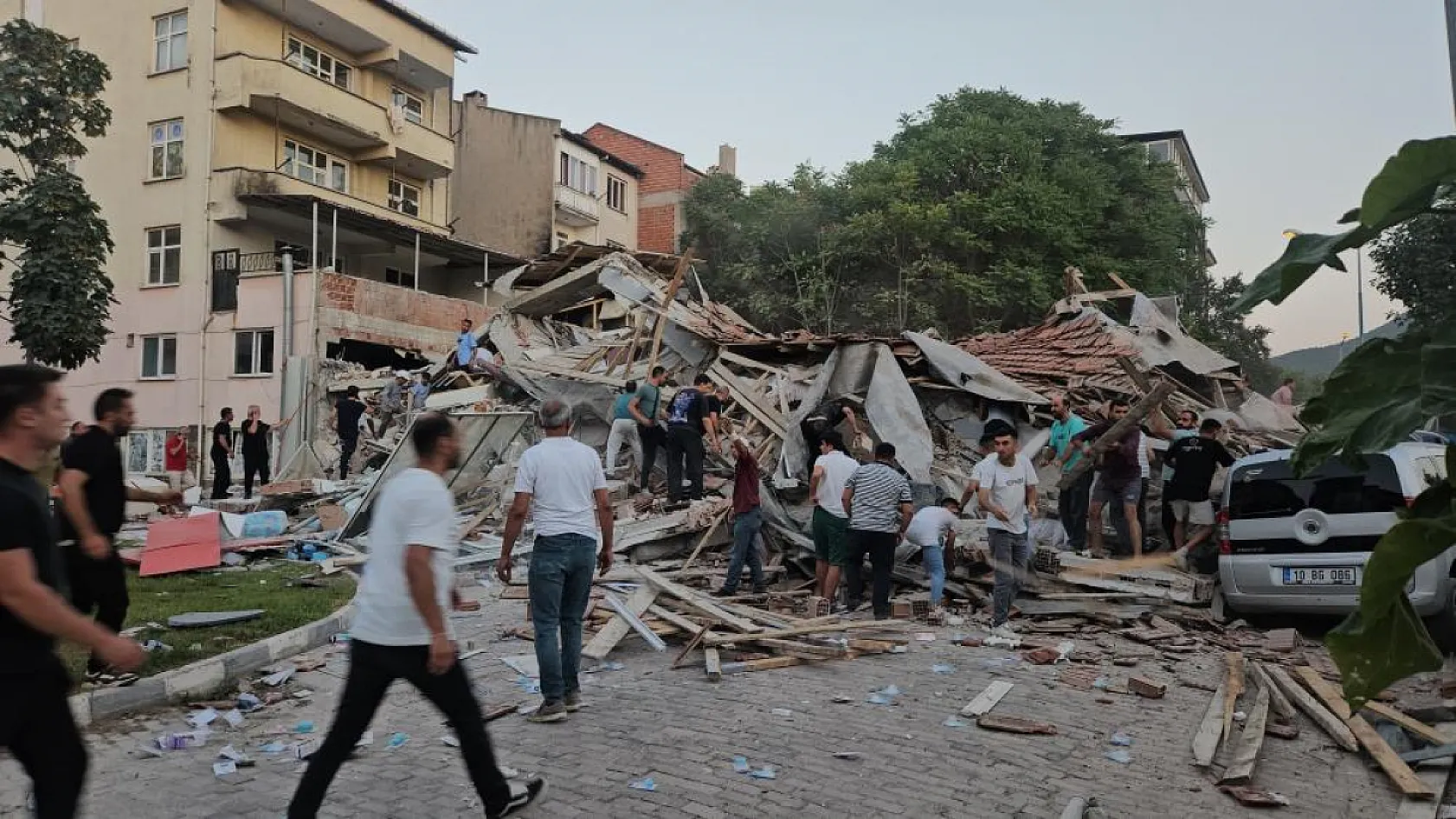 Balıkesir Sındırgı'da 6.1'lik deprem 1 ev yıkıldı ciddi hasar gören yapılar var