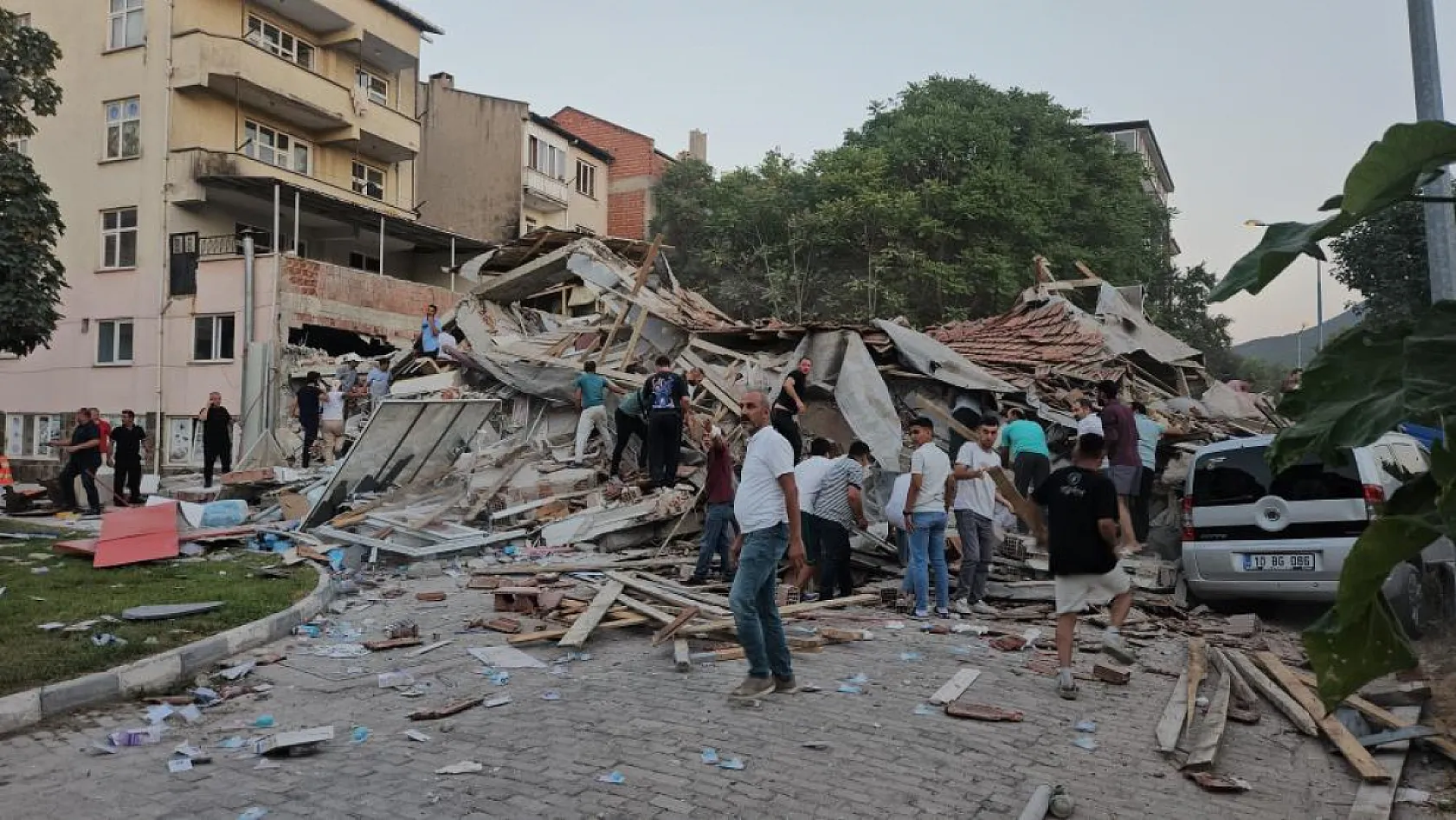 Balıkesir Sındırgı'da 6.1'lik deprem 1 ev yıkıldı ciddi hasar gören yapılar var