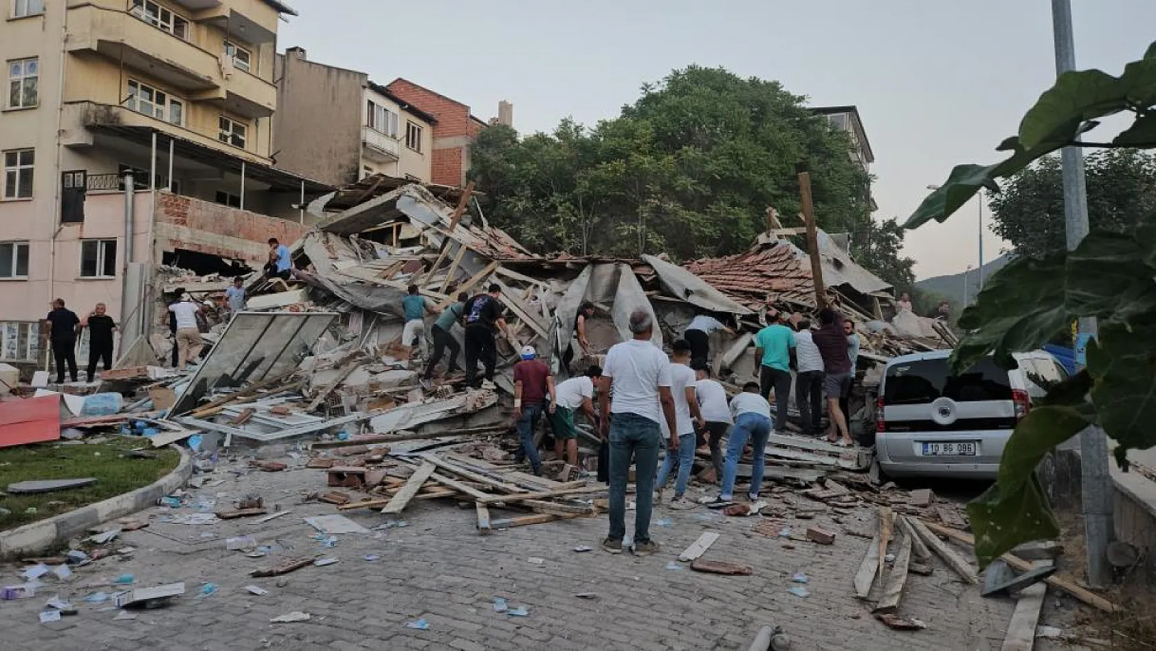 Balıkesir Sındırgı'da 6.1'lik deprem 1 ev yıkıldı ciddi hasar gören yapılar var