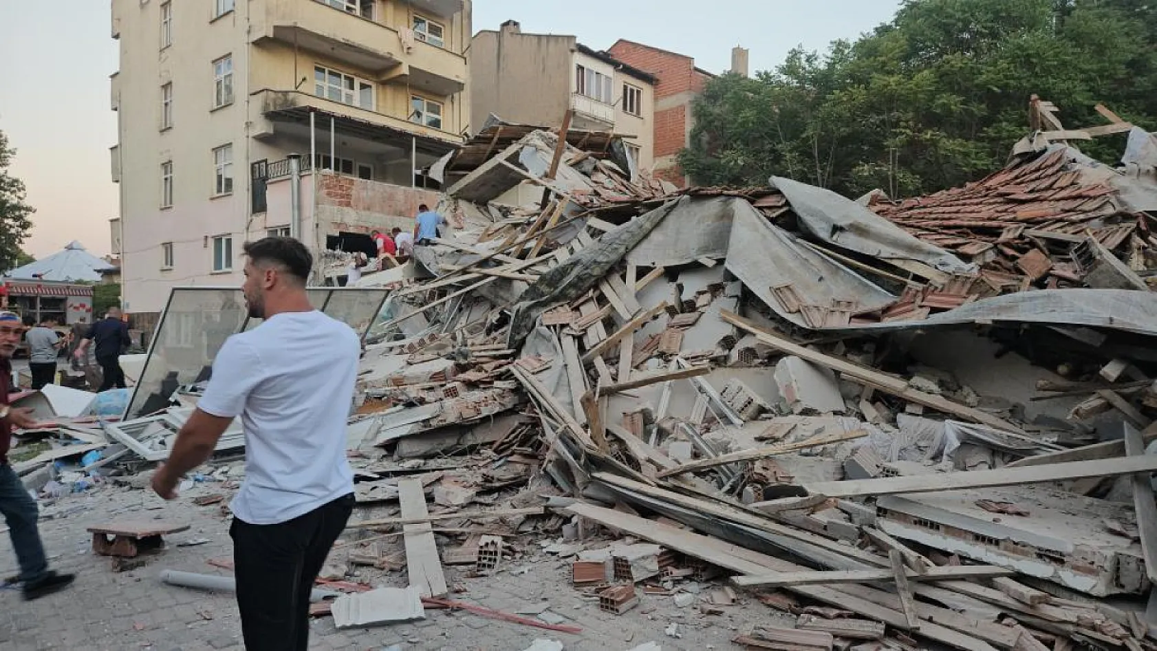Balıkesir Sındırgı'da 6.1'lik deprem 1 ev yıkıldı ciddi hasar gören yapılar var